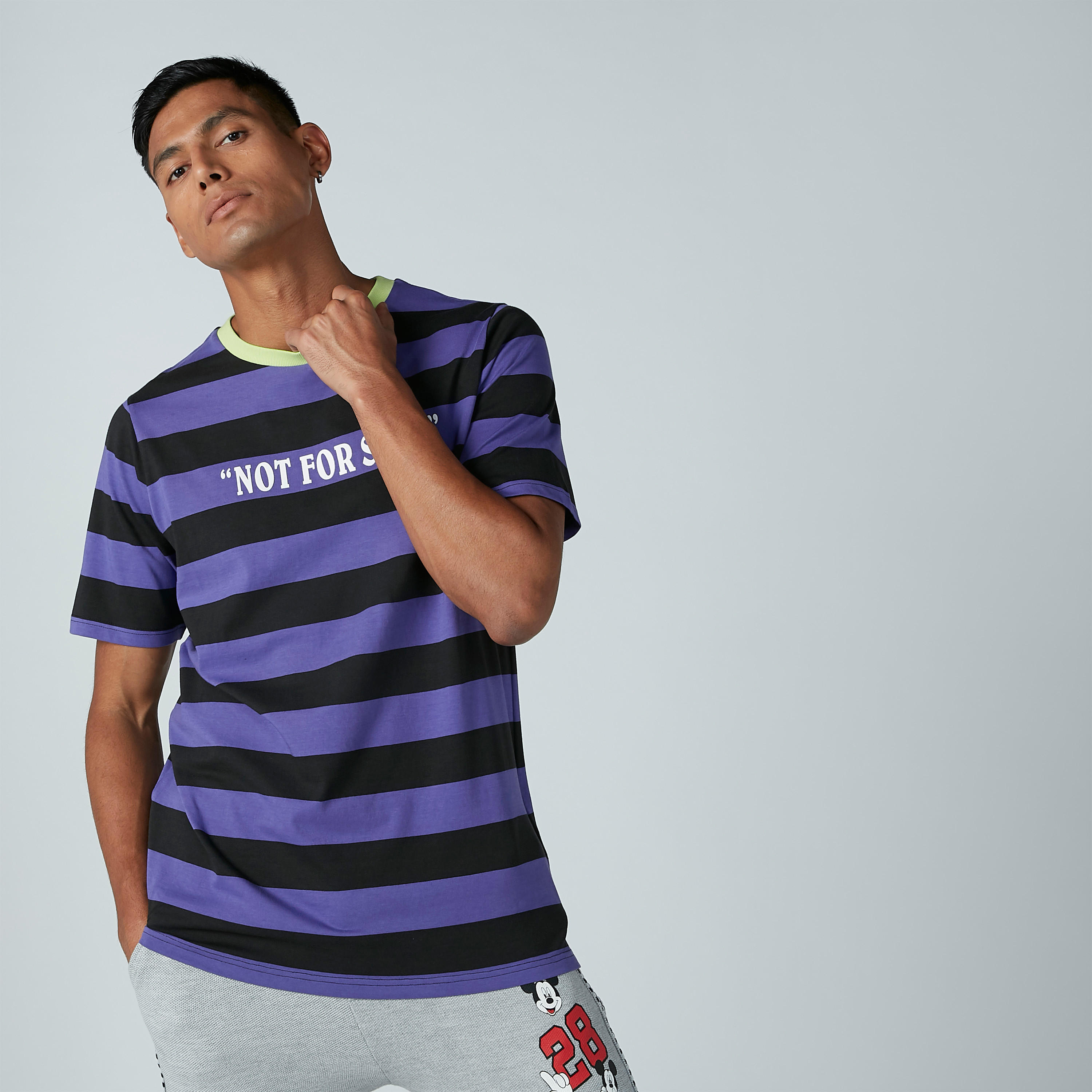 تيشيرت مقلّم بياقة مستديرة وأكمام قصيرة-men-clothing-tshirtsandpolos-tshirts-image-1