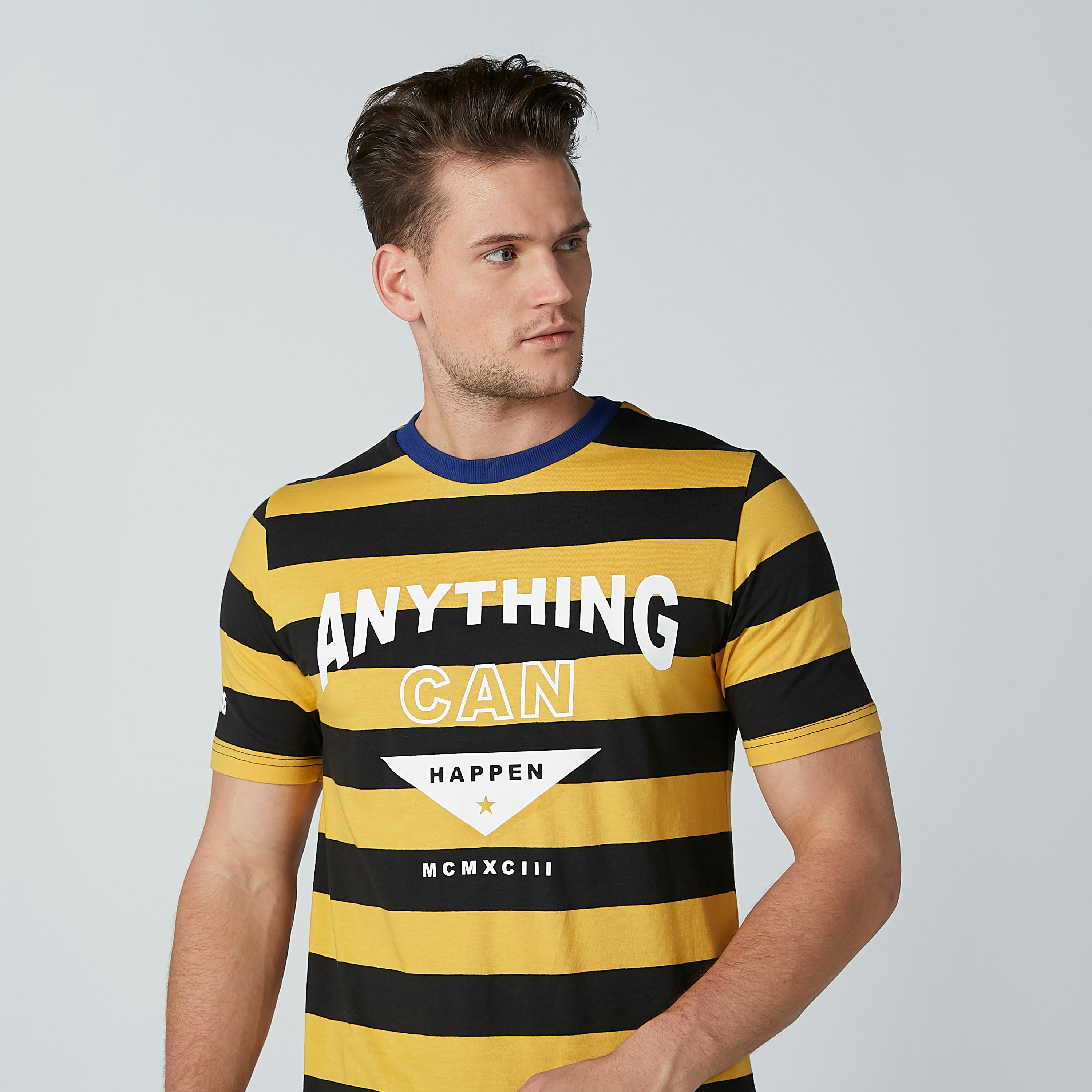 تيشيرت مقلّم بياقة ضيقة وأكمام قصيرة-men-clothing-tshirtsandpolos-tshirts-image-3