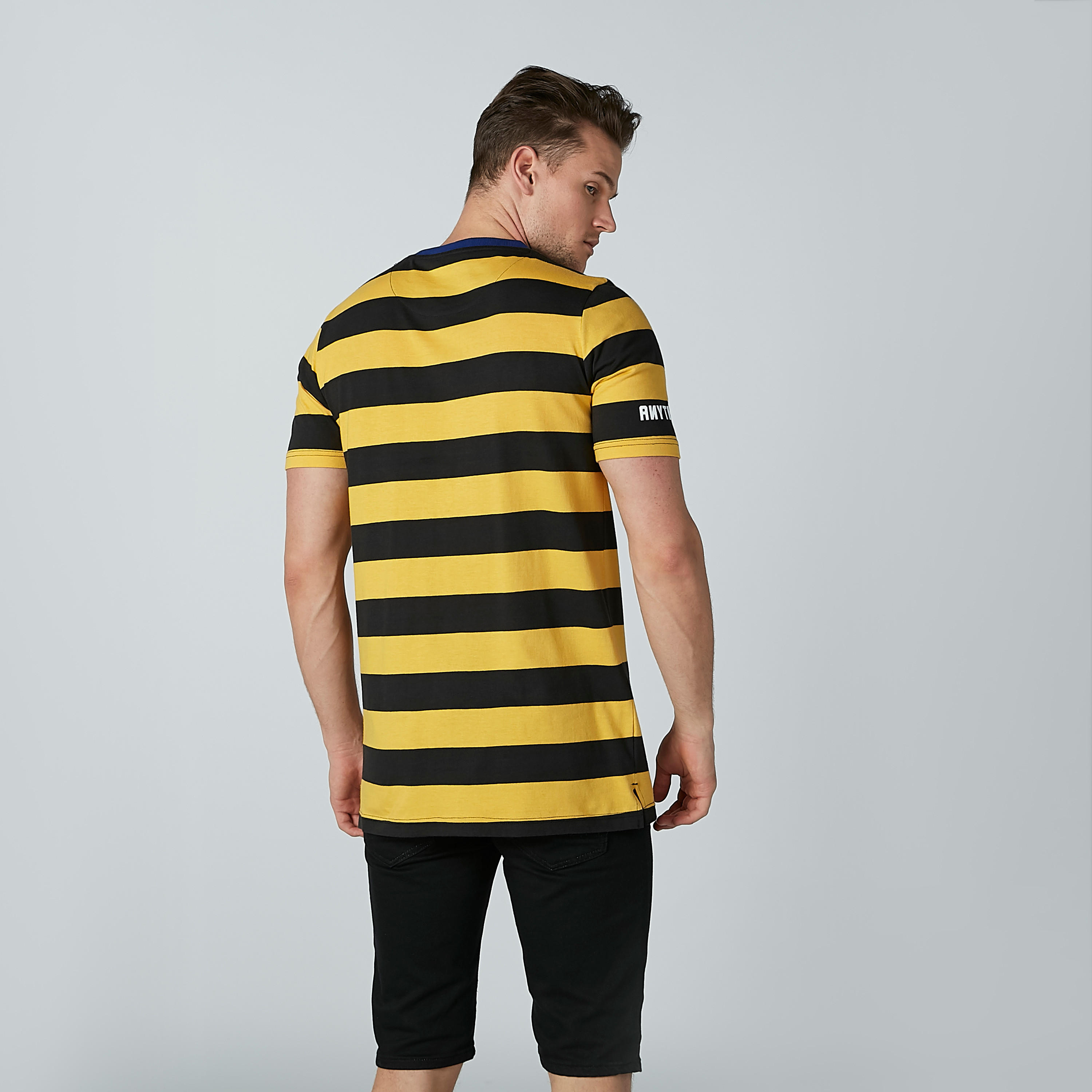 تيشيرت مقلّم بياقة ضيقة وأكمام قصيرة-men-clothing-tshirtsandpolos-tshirts-image-4