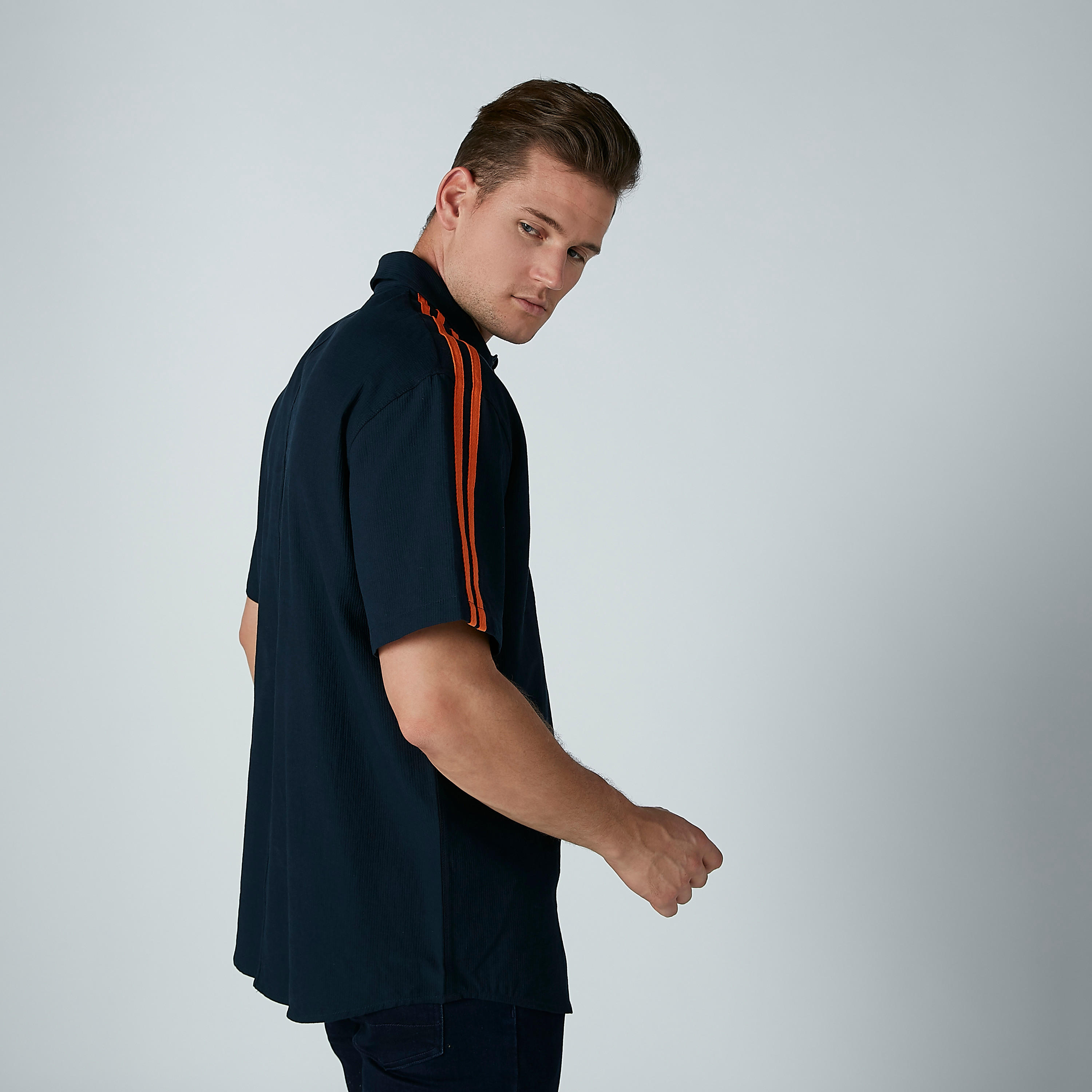 قميص سادة بتزيينات مقلّمة-men-clothing-shirts-image-4
