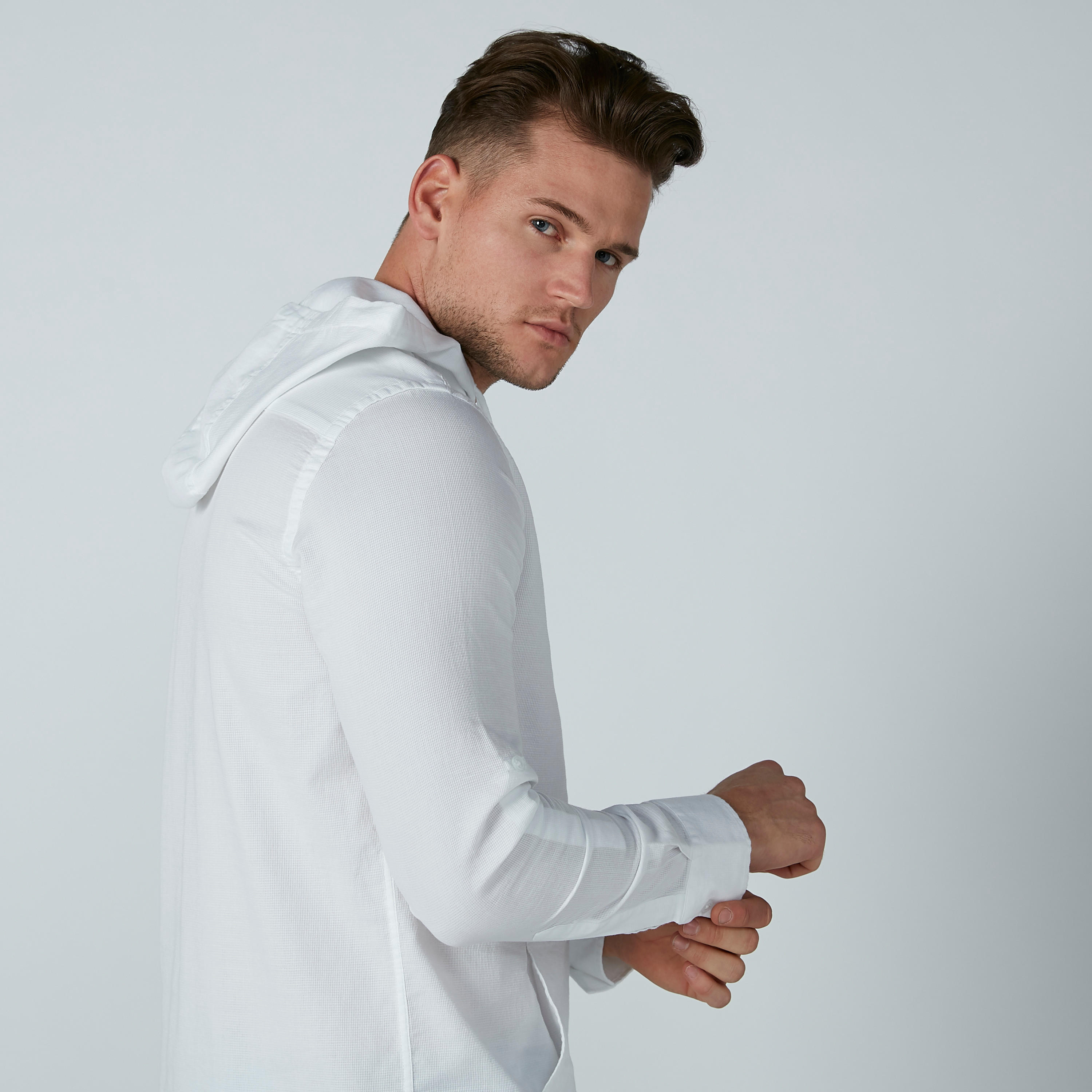 قميص سادة بقبّعة وأكمام طويلة وجيوب وسحّاب-men-clothing-shirts-image-4