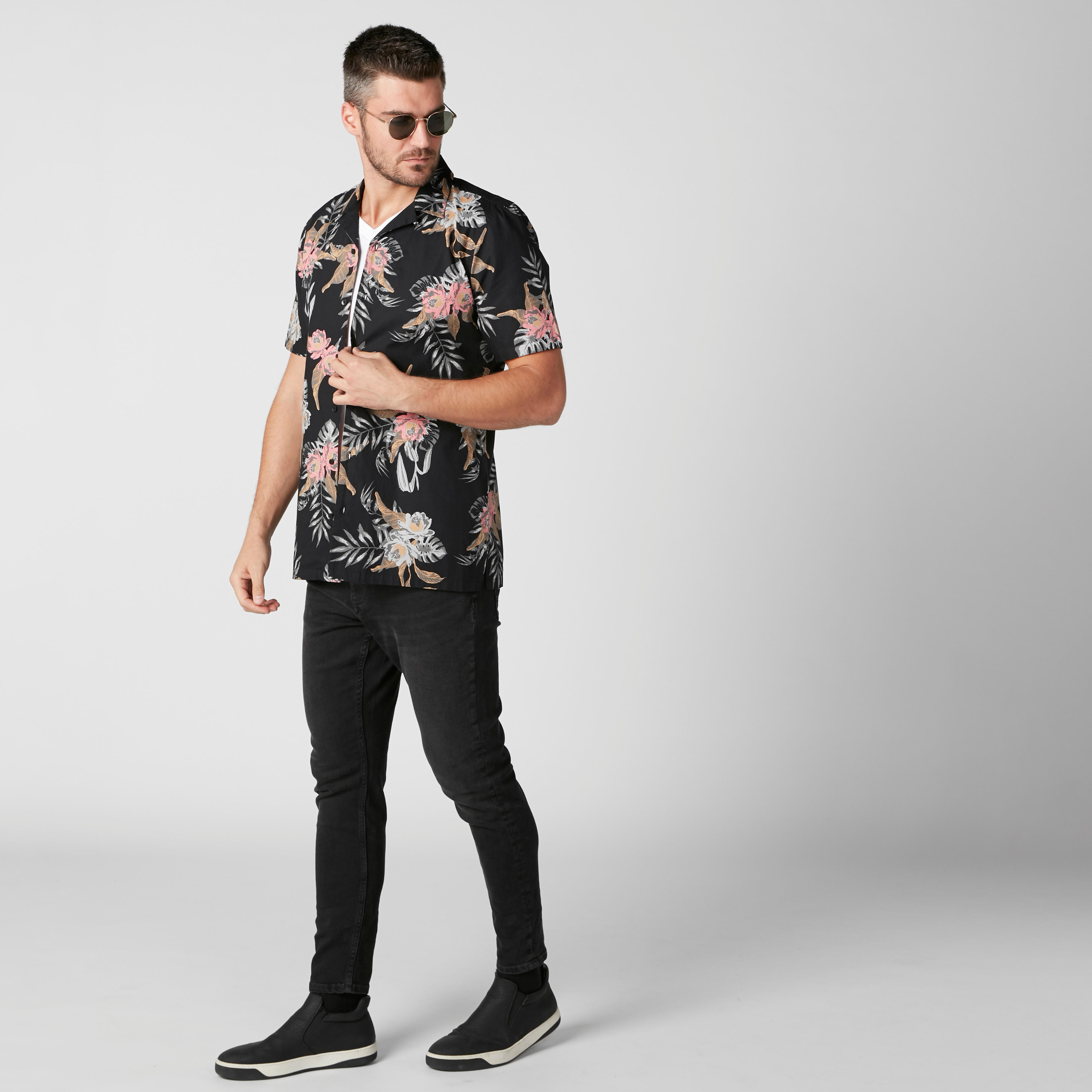 قميص بأكمام قصيرة وطبعات زهرية-men-clothing-shirts-image-3