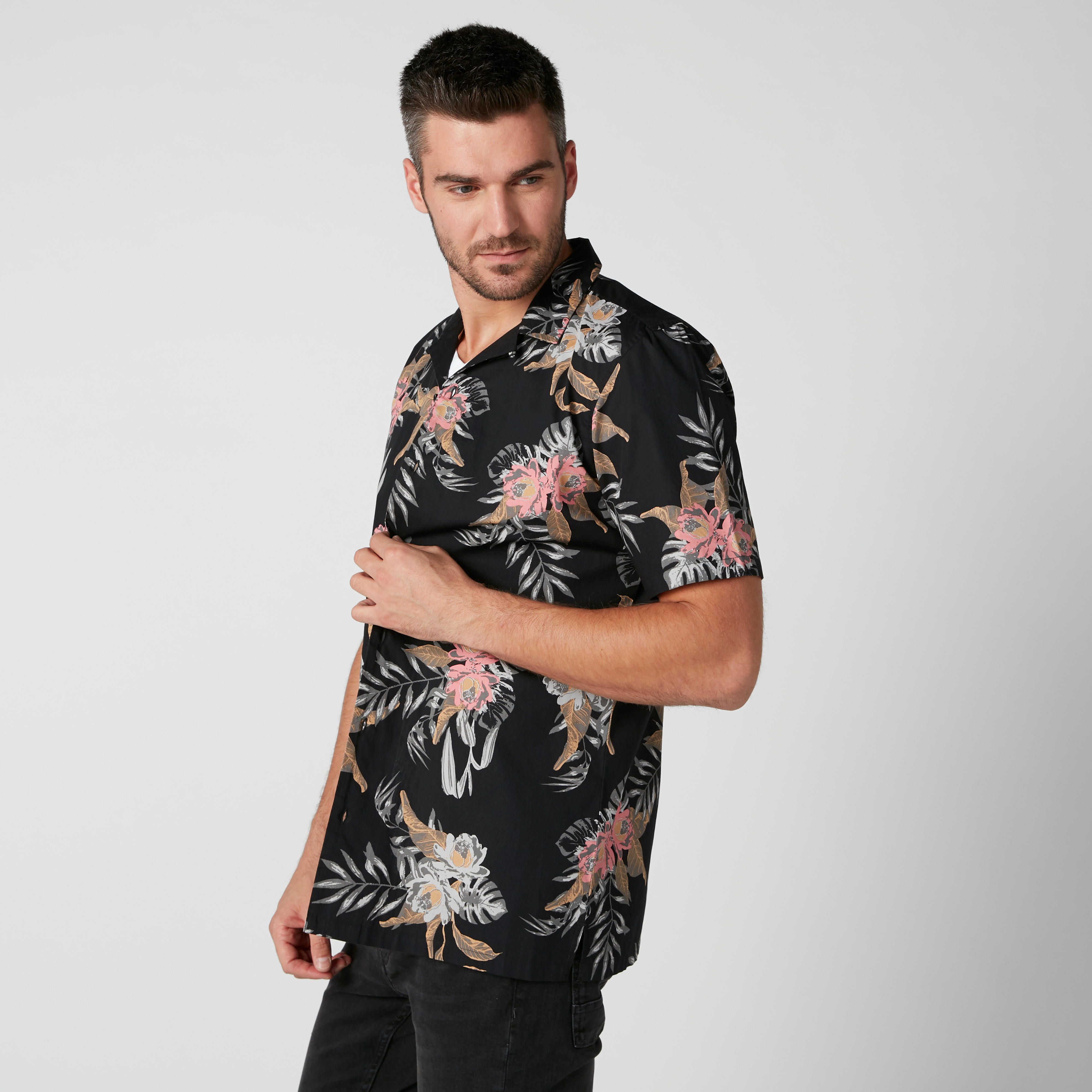 قميص بأكمام قصيرة وطبعات زهرية-men-clothing-shirts-image-4