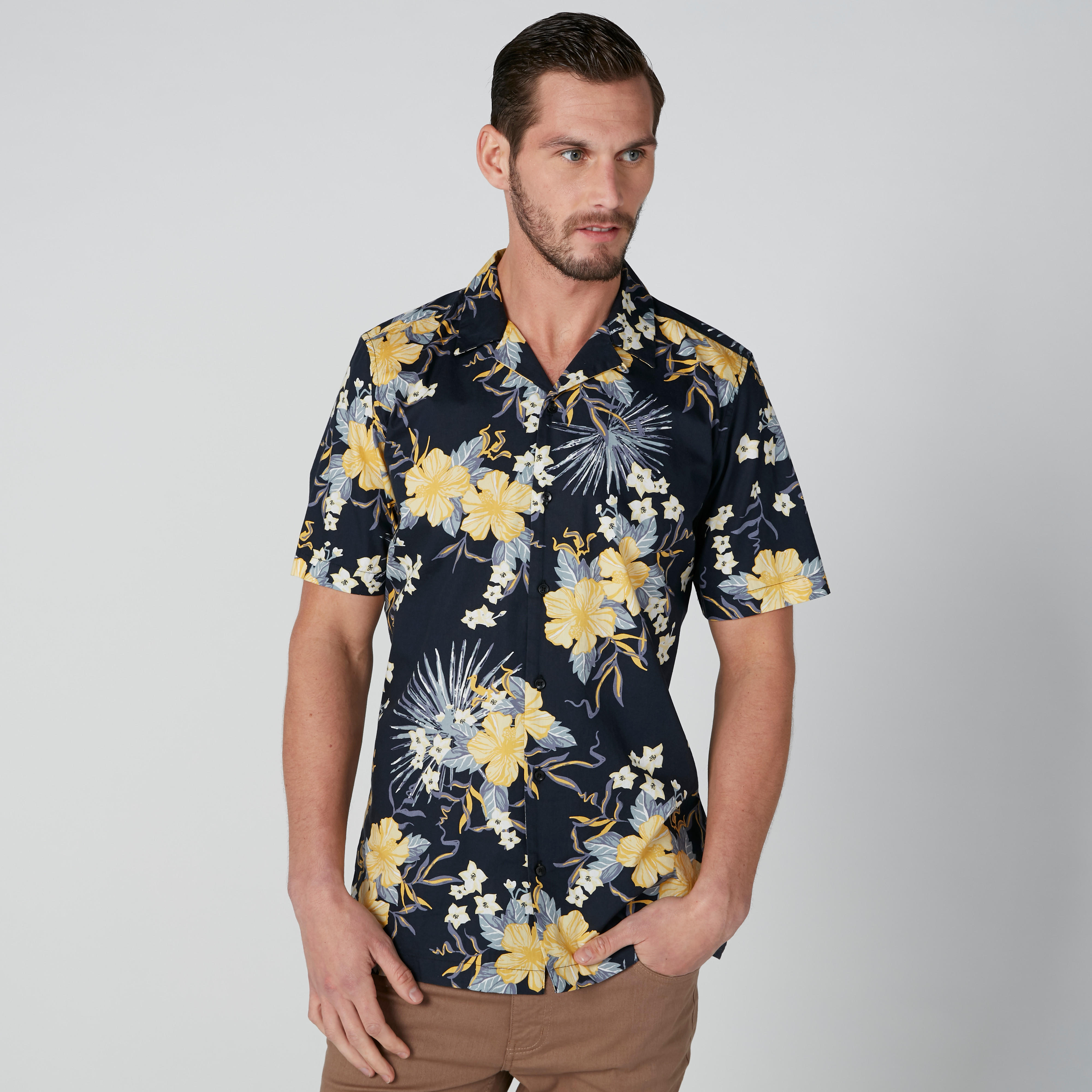 قميص بطبعات زهرية بخامات مستدامة بقصّة عادية وأكمام قصيرة-men-clothing-shirts-image-1