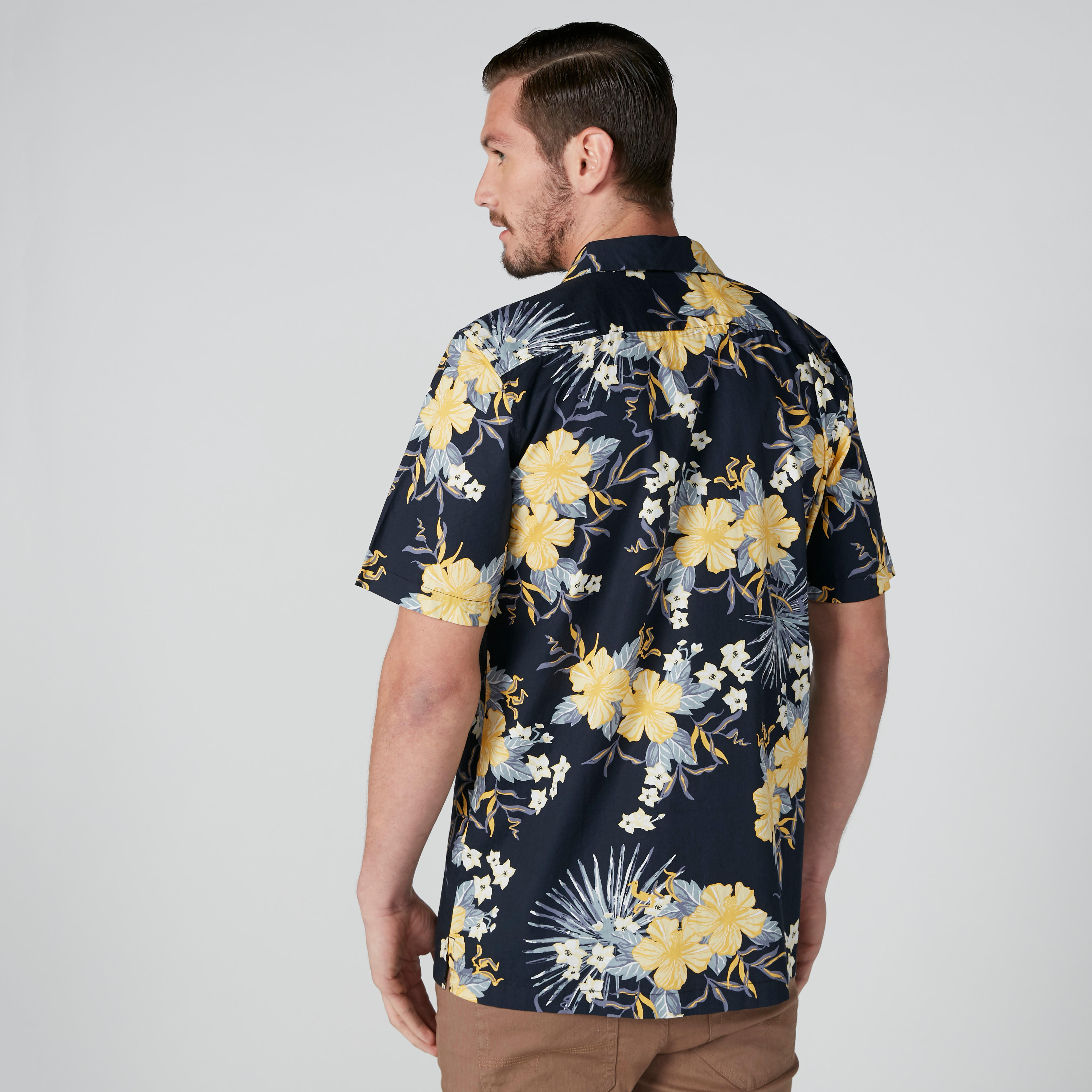 قميص بطبعات زهرية بخامات مستدامة بقصّة عادية وأكمام قصيرة-men-clothing-shirts-image-2