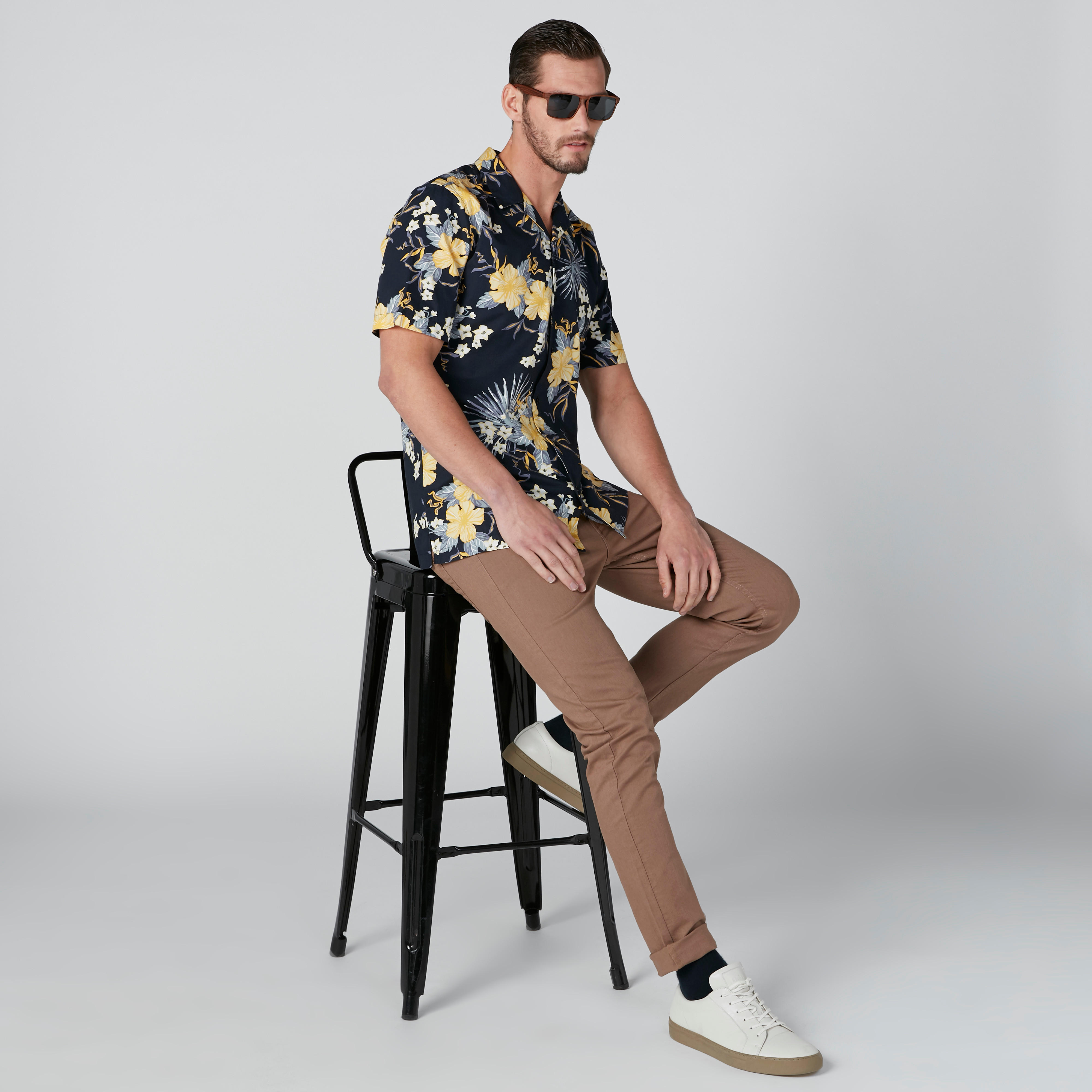 قميص بطبعات زهرية بخامات مستدامة بقصّة عادية وأكمام قصيرة-men-clothing-shirts-image-3