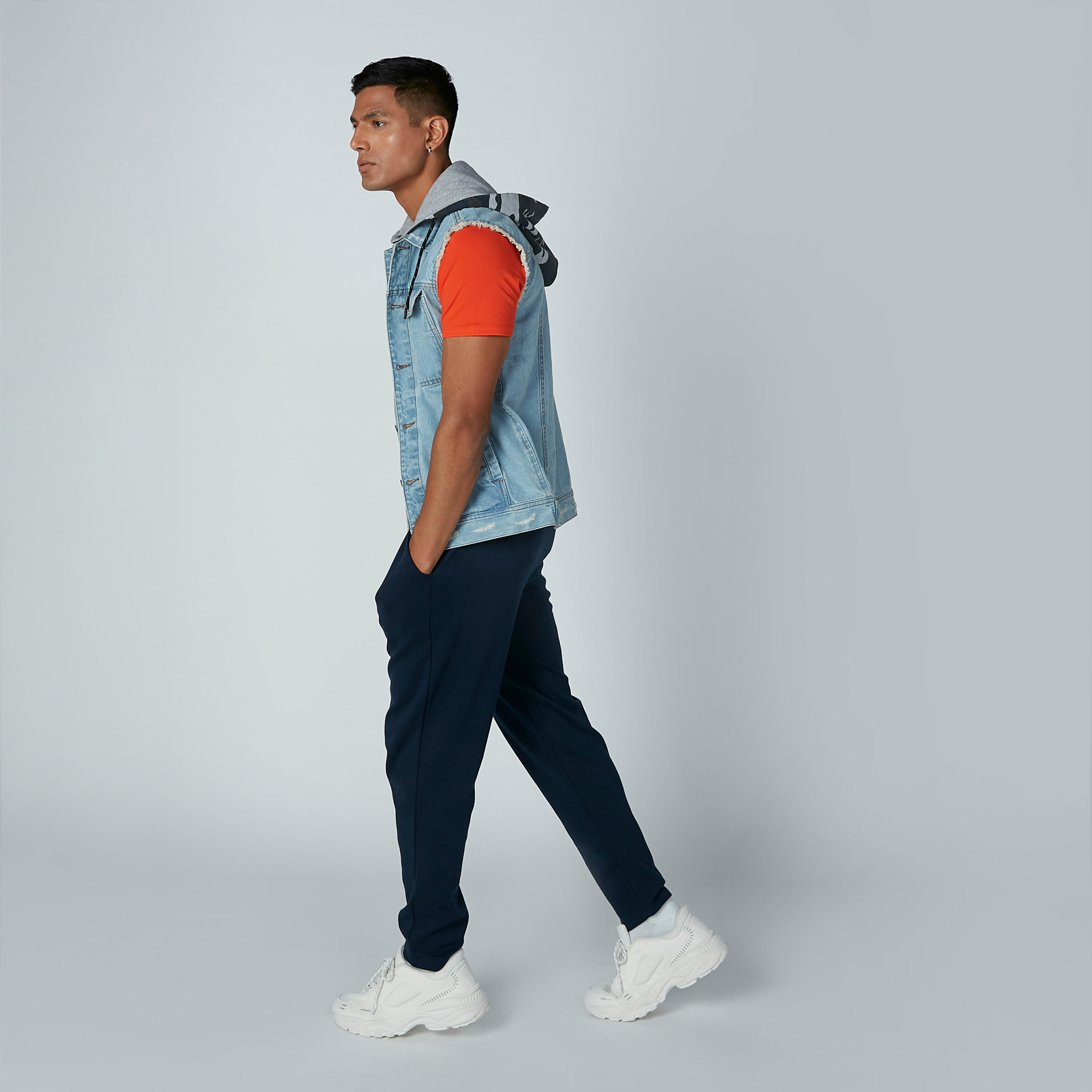 جاكيت دينم دون أكمام بقبّعة وأزرار-men-clothing-jacketsandblazers-jackets-image-1