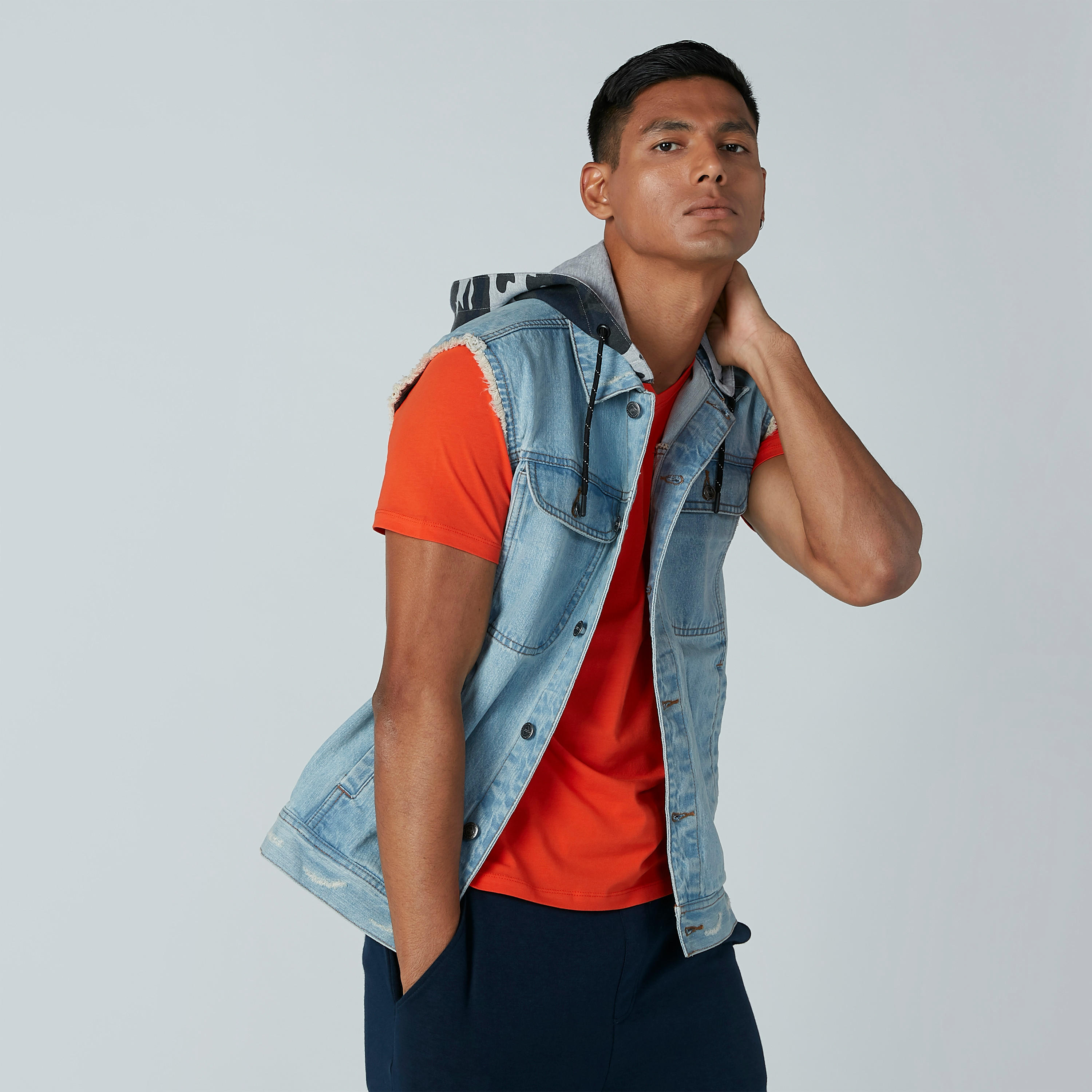 جاكيت دينم دون أكمام بقبّعة وأزرار-men-clothing-jacketsandblazers-jackets-image-3