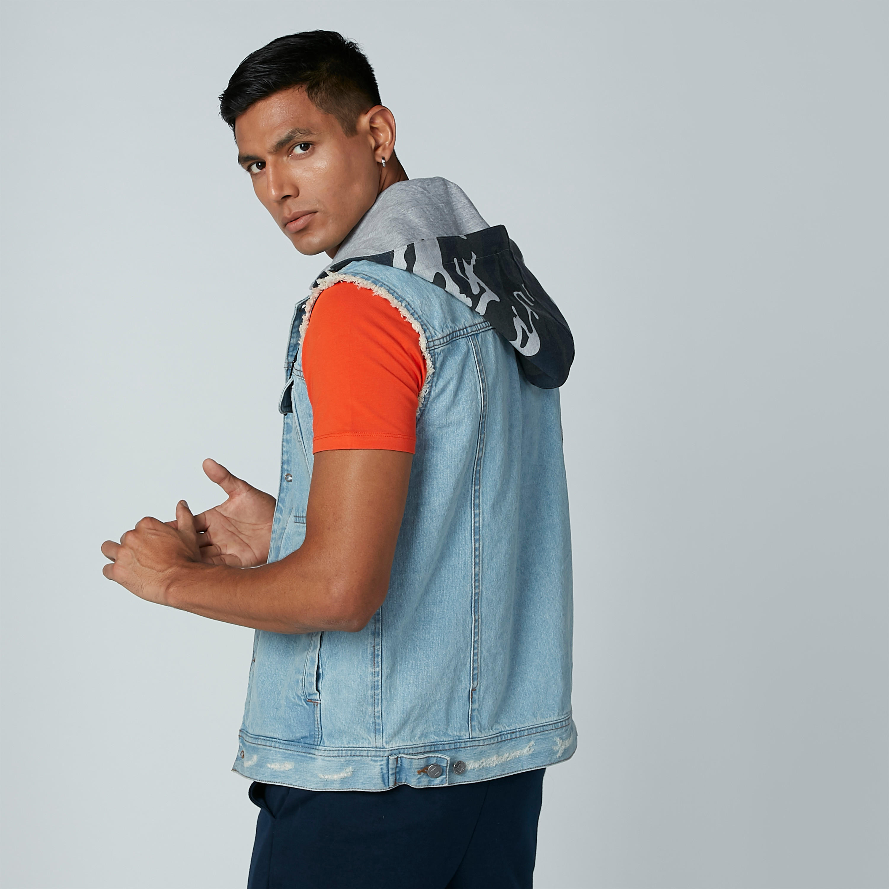 جاكيت دينم دون أكمام بقبّعة وأزرار-men-clothing-jacketsandblazers-jackets-image-4