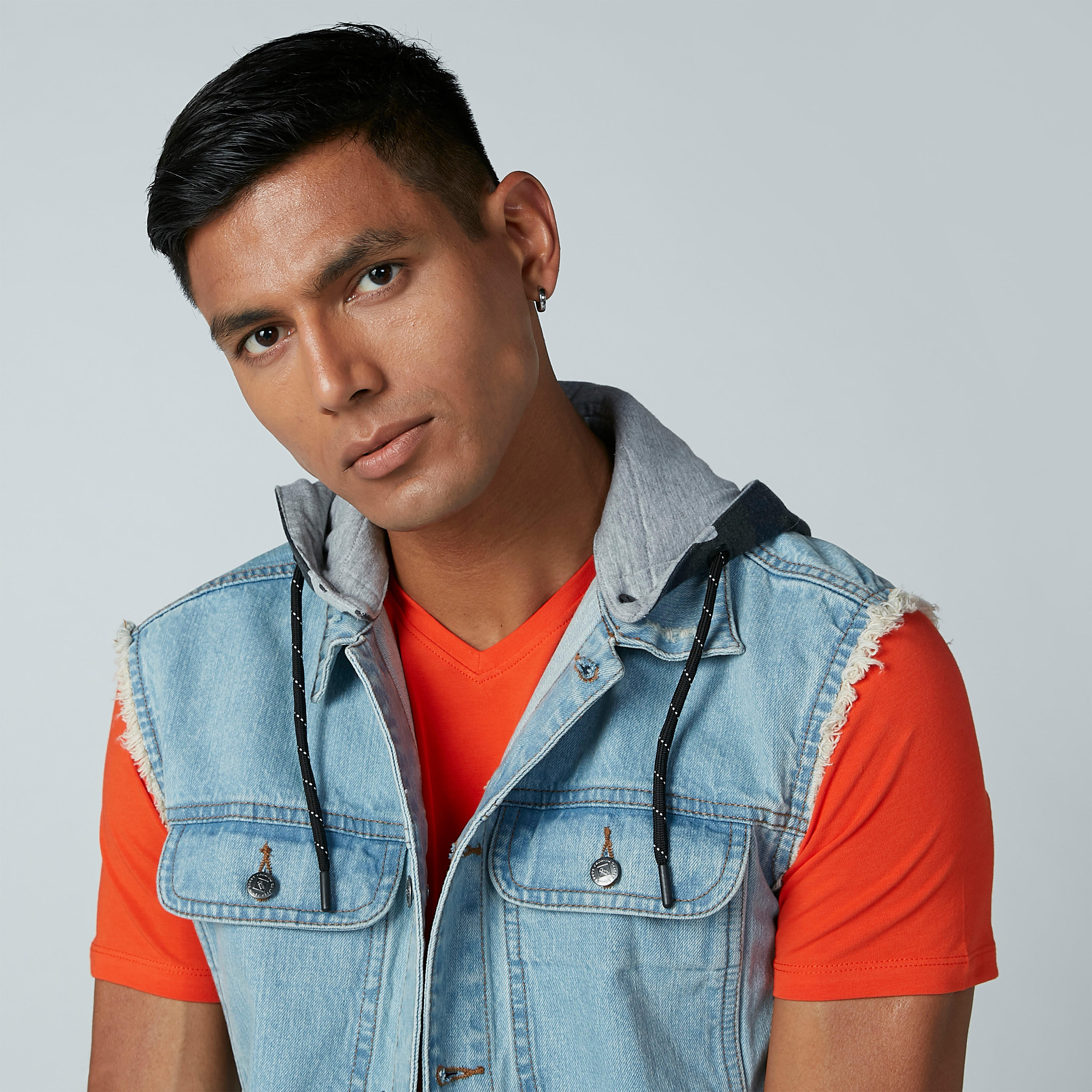 جاكيت دينم دون أكمام بقبّعة وأزرار-men-clothing-jacketsandblazers-jackets-image-5