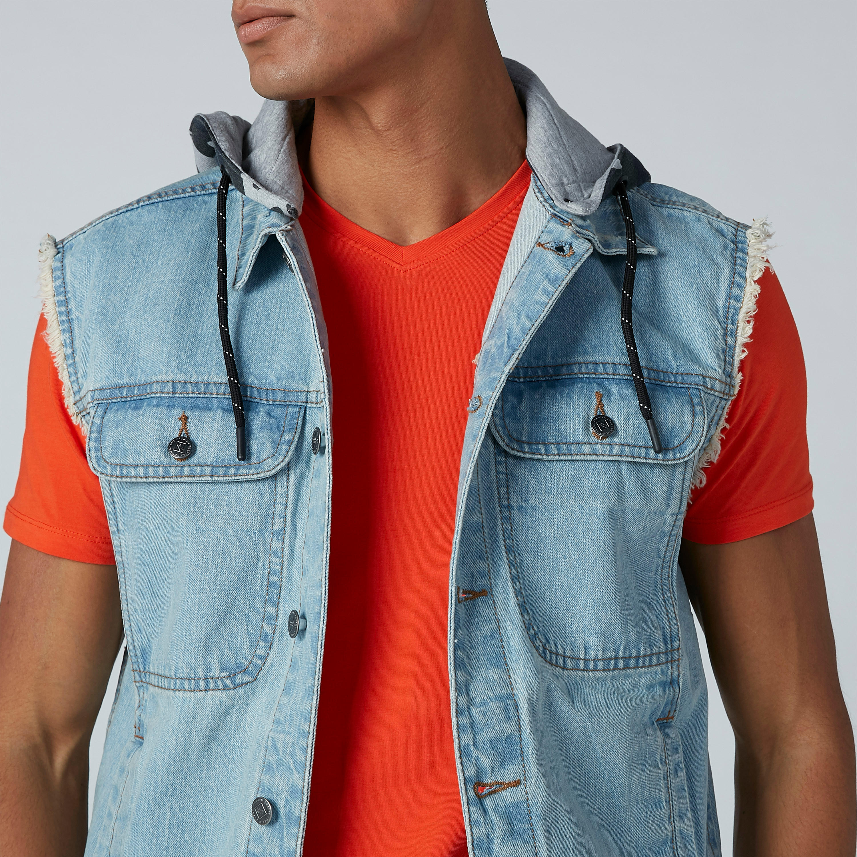 جاكيت دينم دون أكمام بقبّعة وأزرار-men-clothing-jacketsandblazers-jackets-image-6