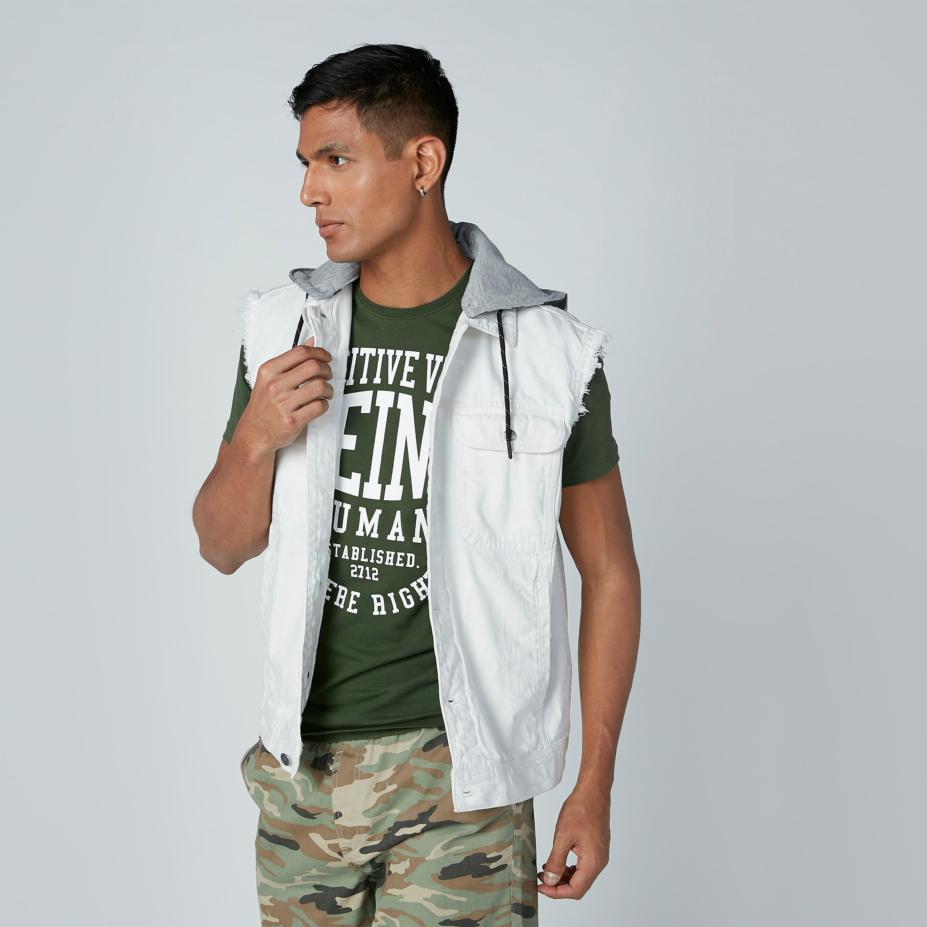 جاكيت دينم دون أكمام بقبعة وجيوب-men-clothing-jacketsandblazers-jackets-image-1