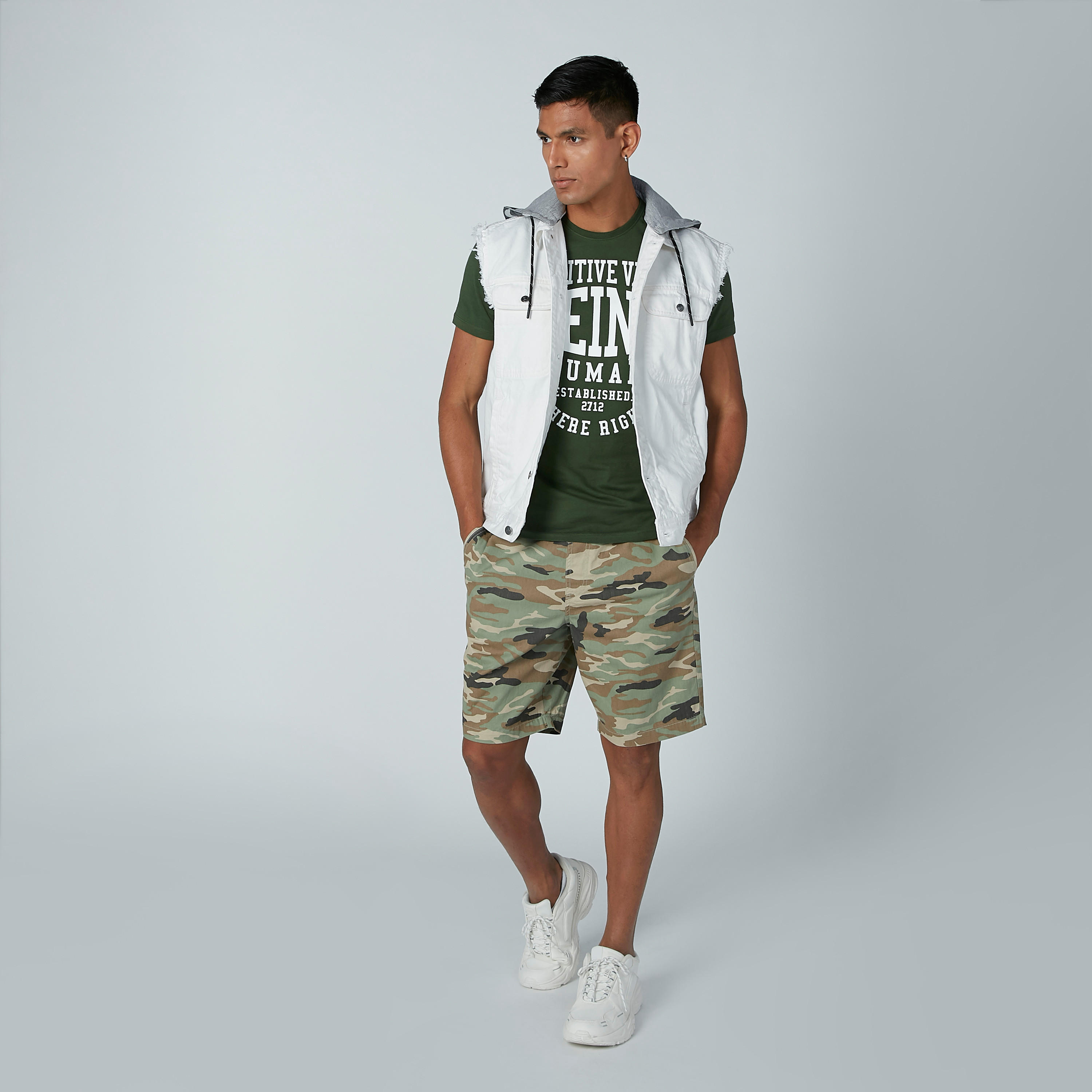 جاكيت دينم دون أكمام بقبعة وجيوب-men-clothing-jacketsandblazers-jackets-image-2