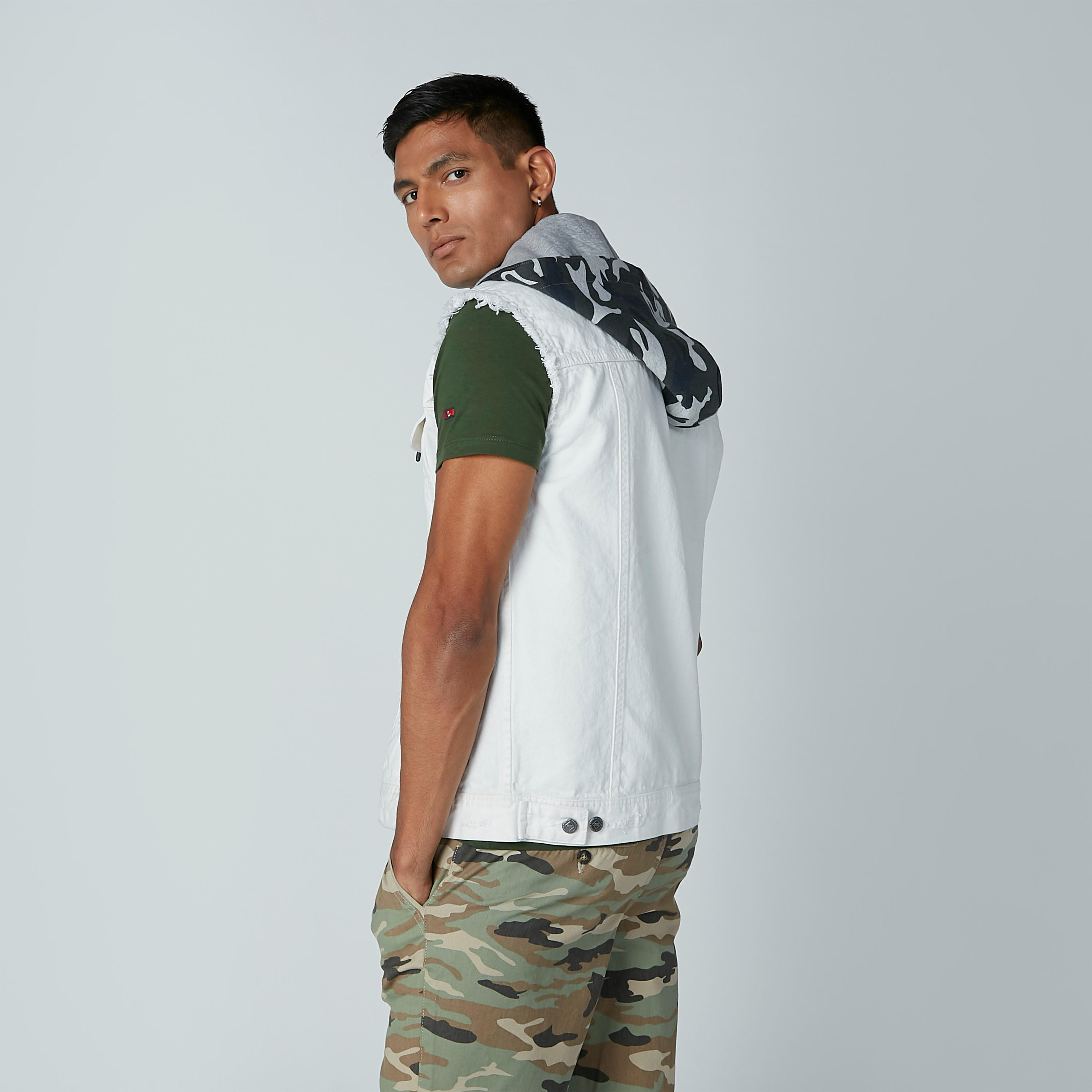 جاكيت دينم دون أكمام بقبعة وجيوب-men-clothing-jacketsandblazers-jackets-image-3