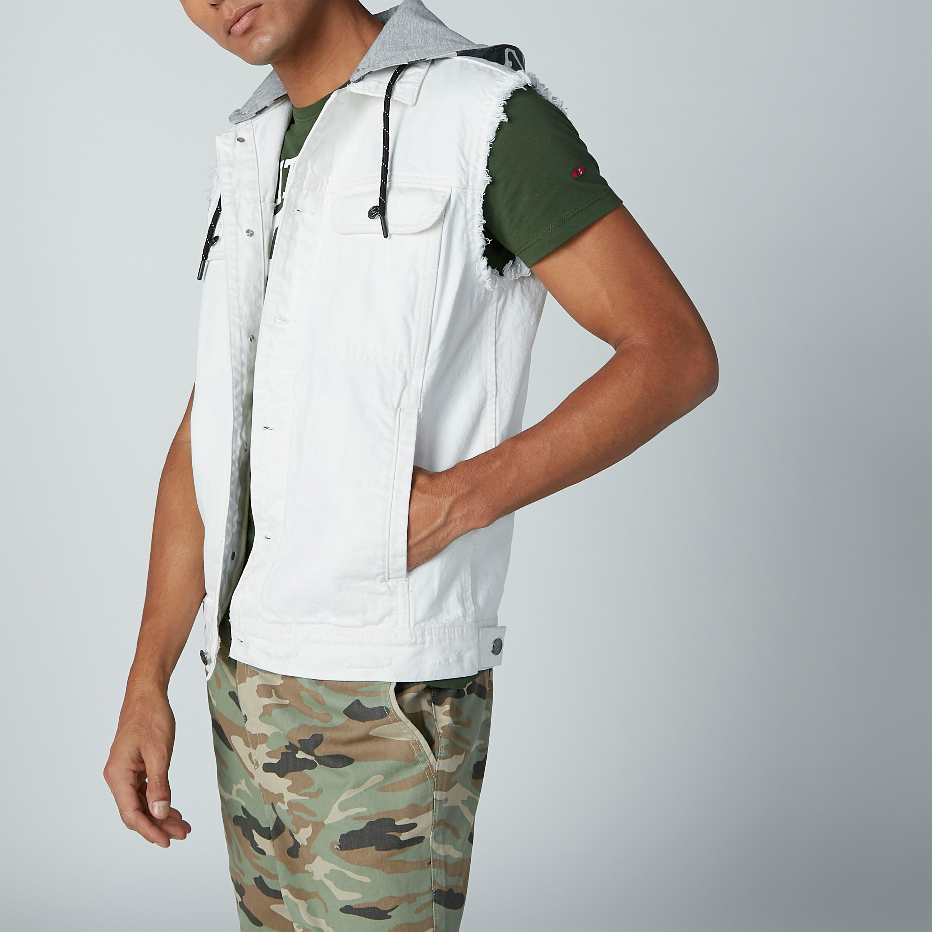 جاكيت دينم دون أكمام بقبعة وجيوب-men-clothing-jacketsandblazers-jackets-image-5
