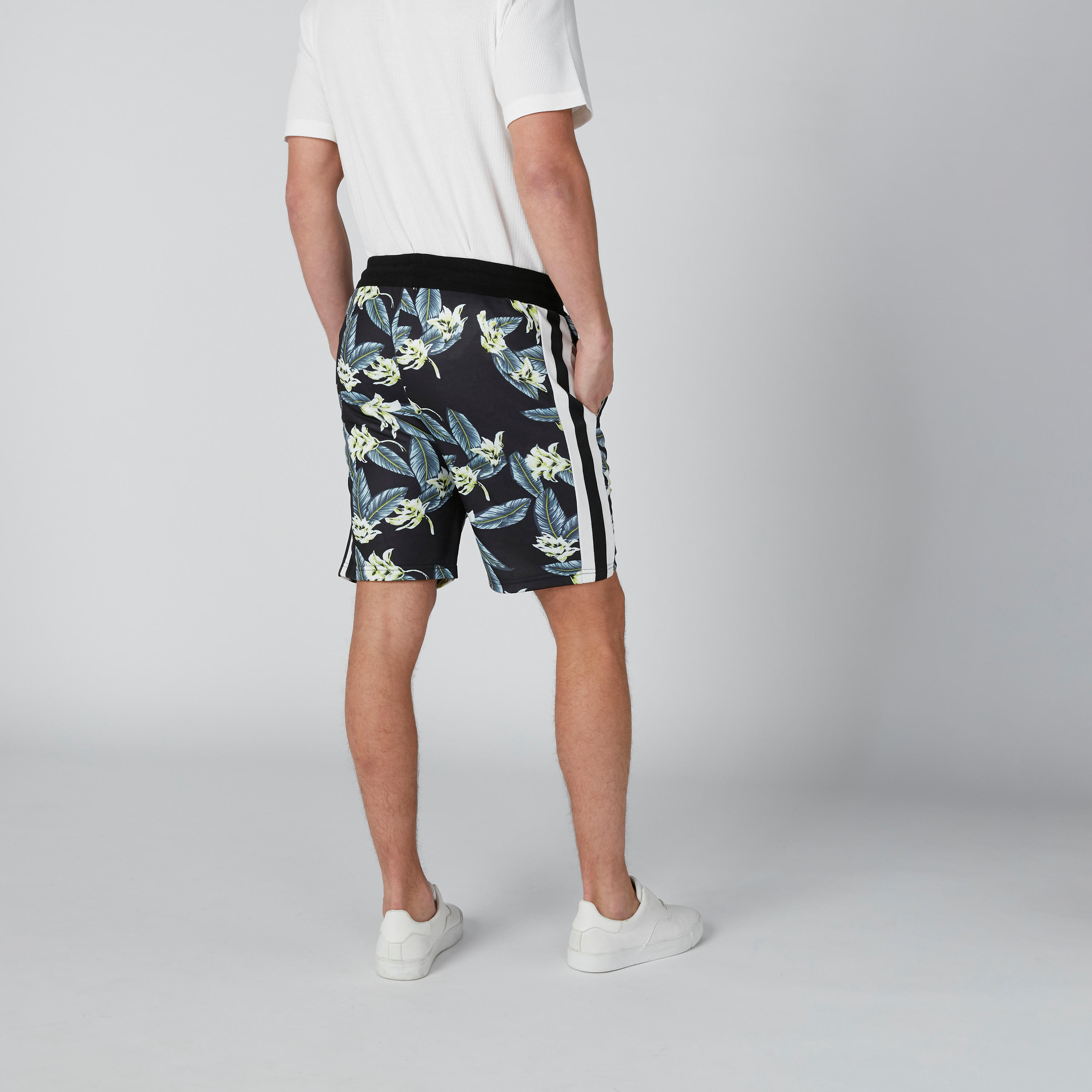 شورت بقصّة واسعة ورباط وطبعات زهرية-men-clothing-bottoms-shorts-image-2