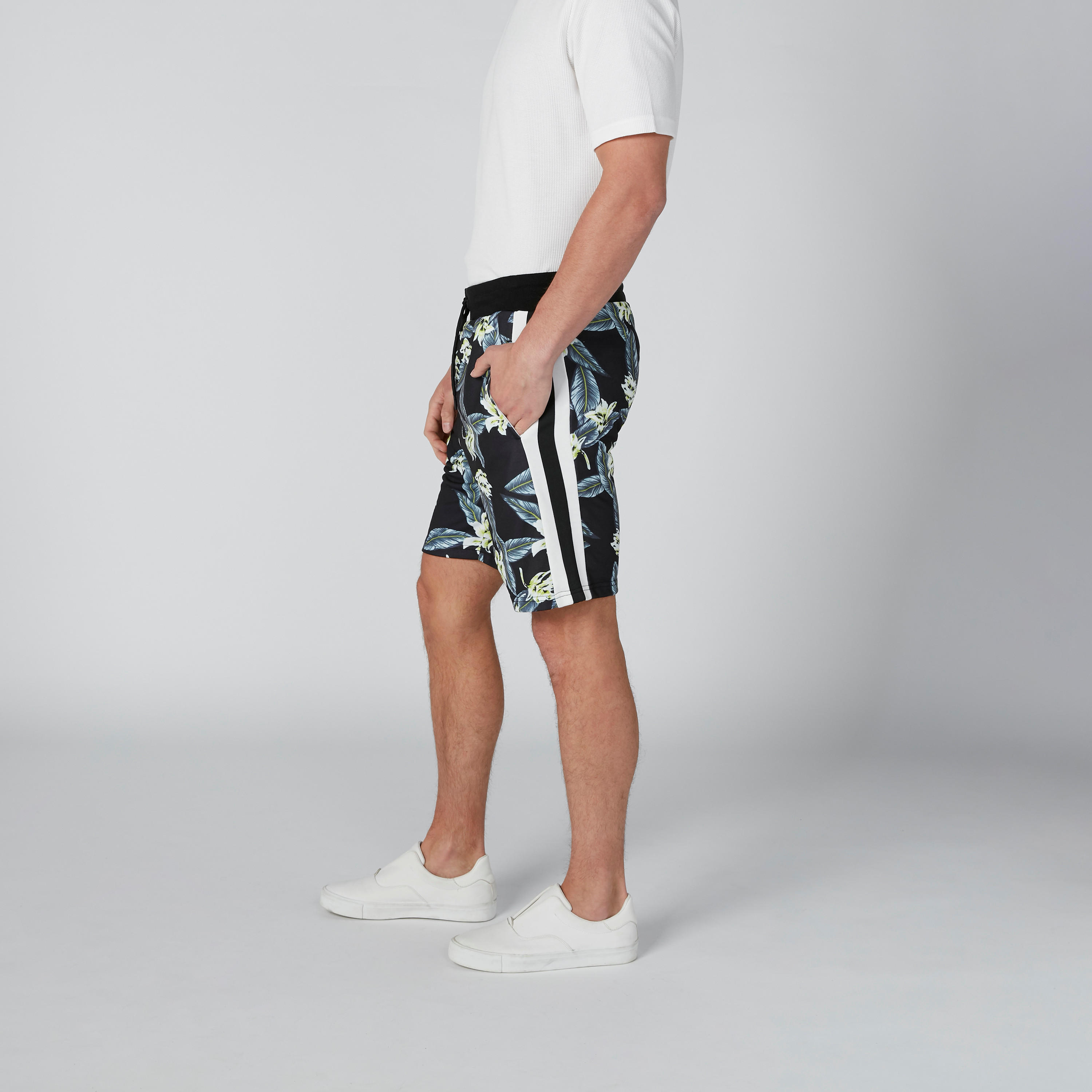 شورت بقصّة واسعة ورباط وطبعات زهرية-men-clothing-bottoms-shorts-image-3