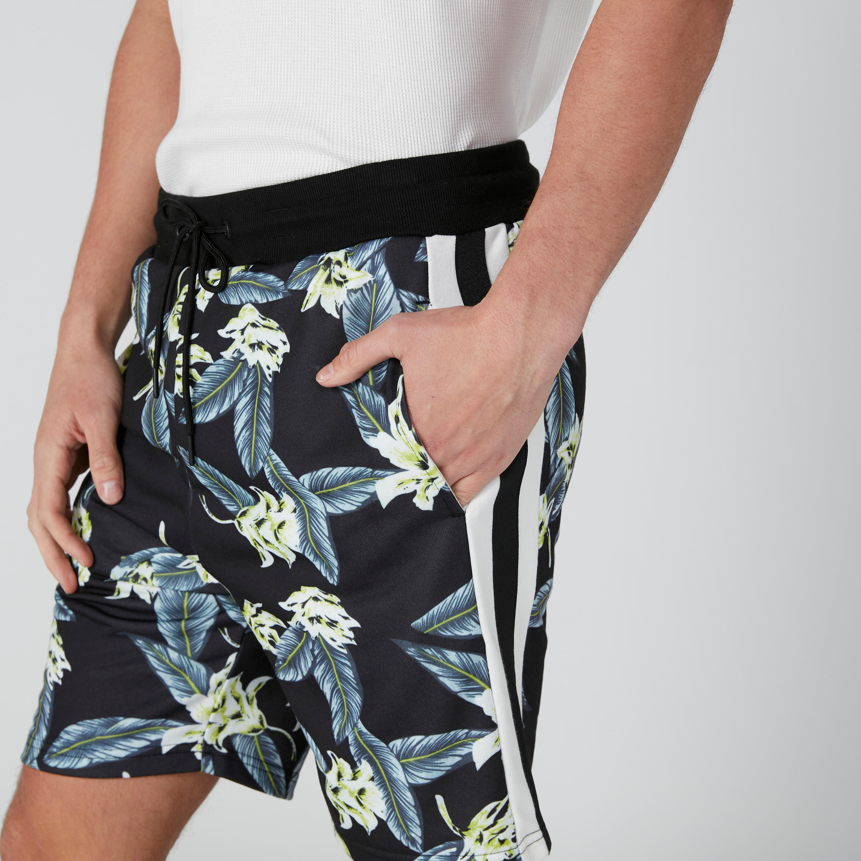 شورت بقصّة واسعة ورباط وطبعات زهرية-men-clothing-bottoms-shorts-image-5