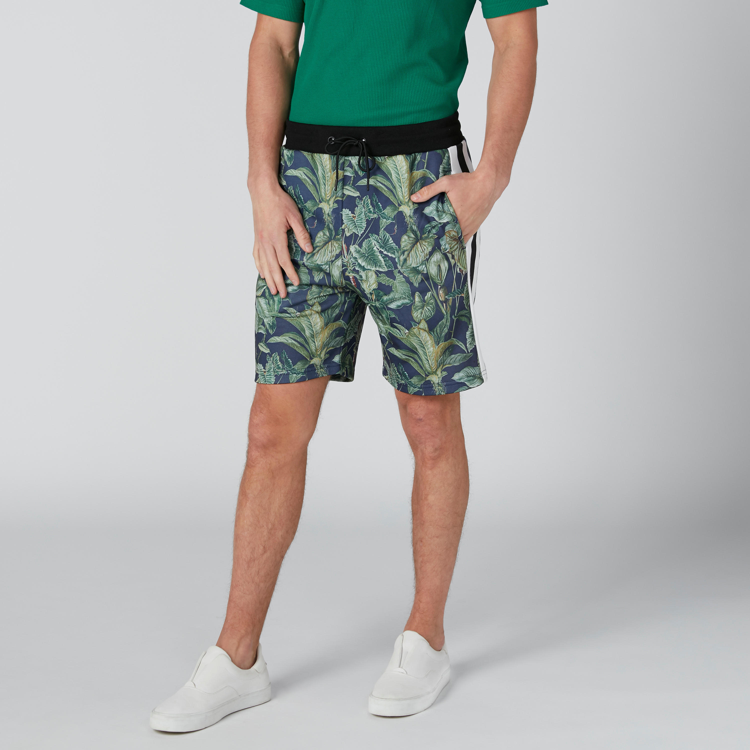 شورت بقصّة واسعة ورباط وجيوب وطبعات-men-clothing-bottoms-shorts-image-1