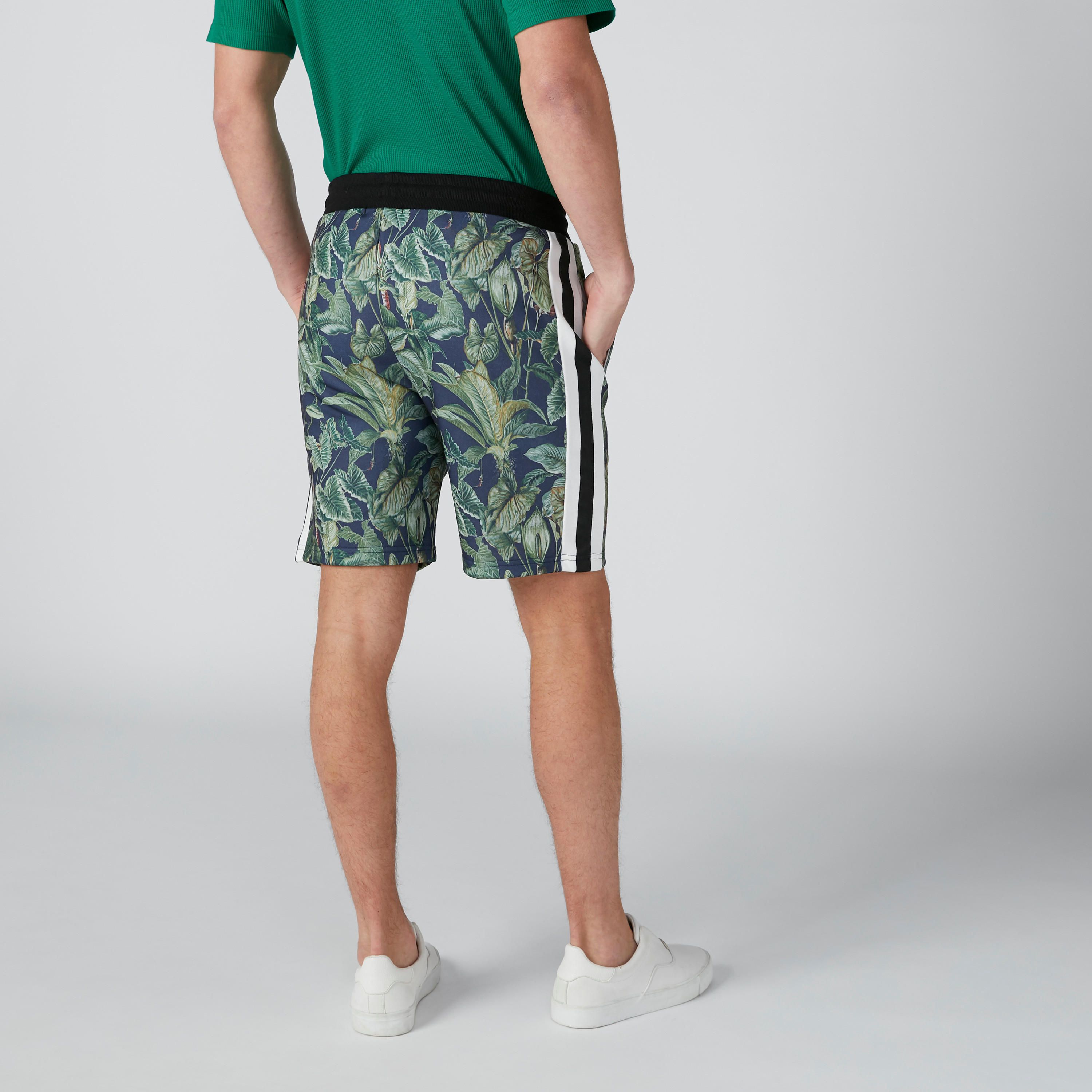 شورت بقصّة واسعة ورباط وجيوب وطبعات-men-clothing-bottoms-shorts-image-2