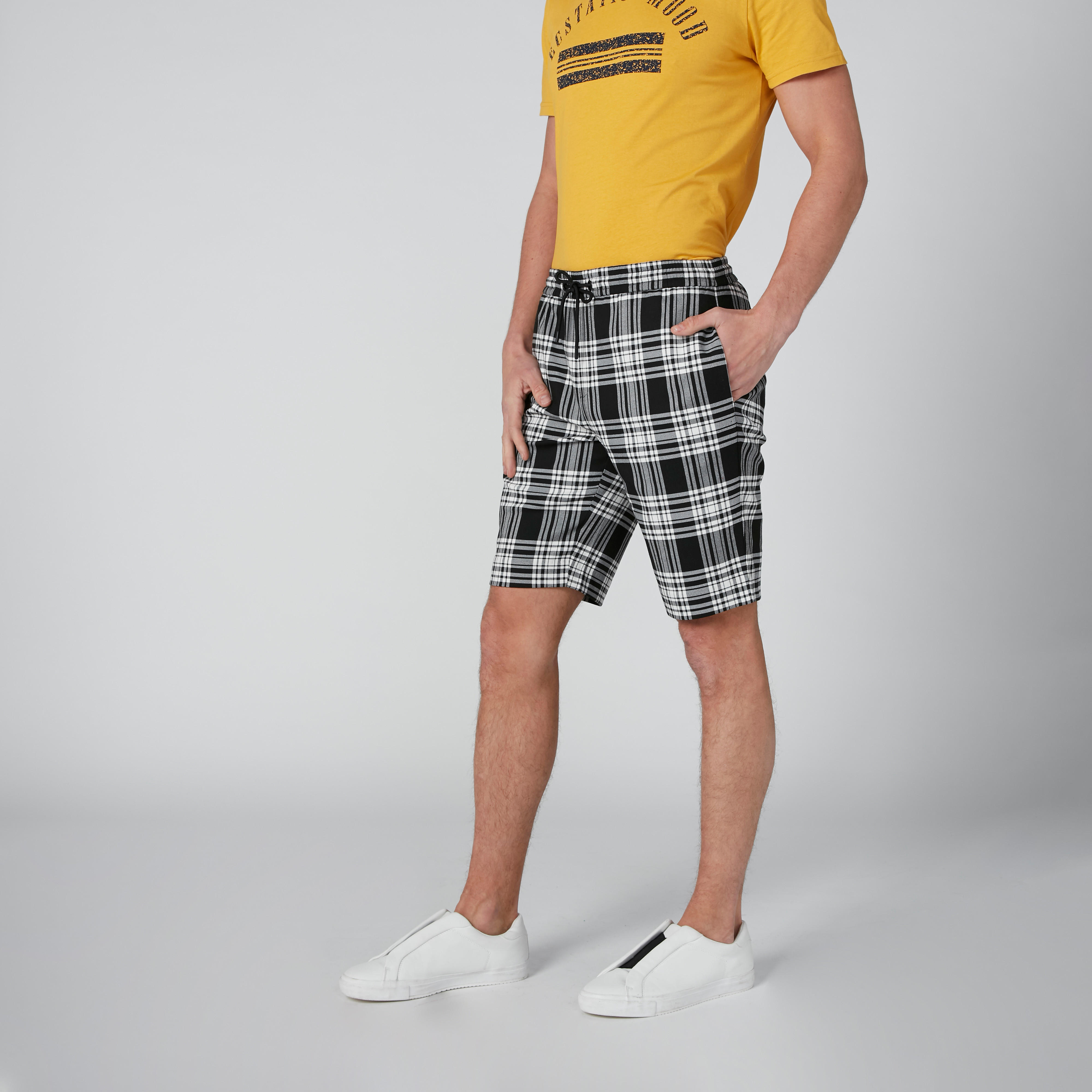 بنطال كاروهات برباط وجيوب-men-clothing-bottoms-shorts-image-1