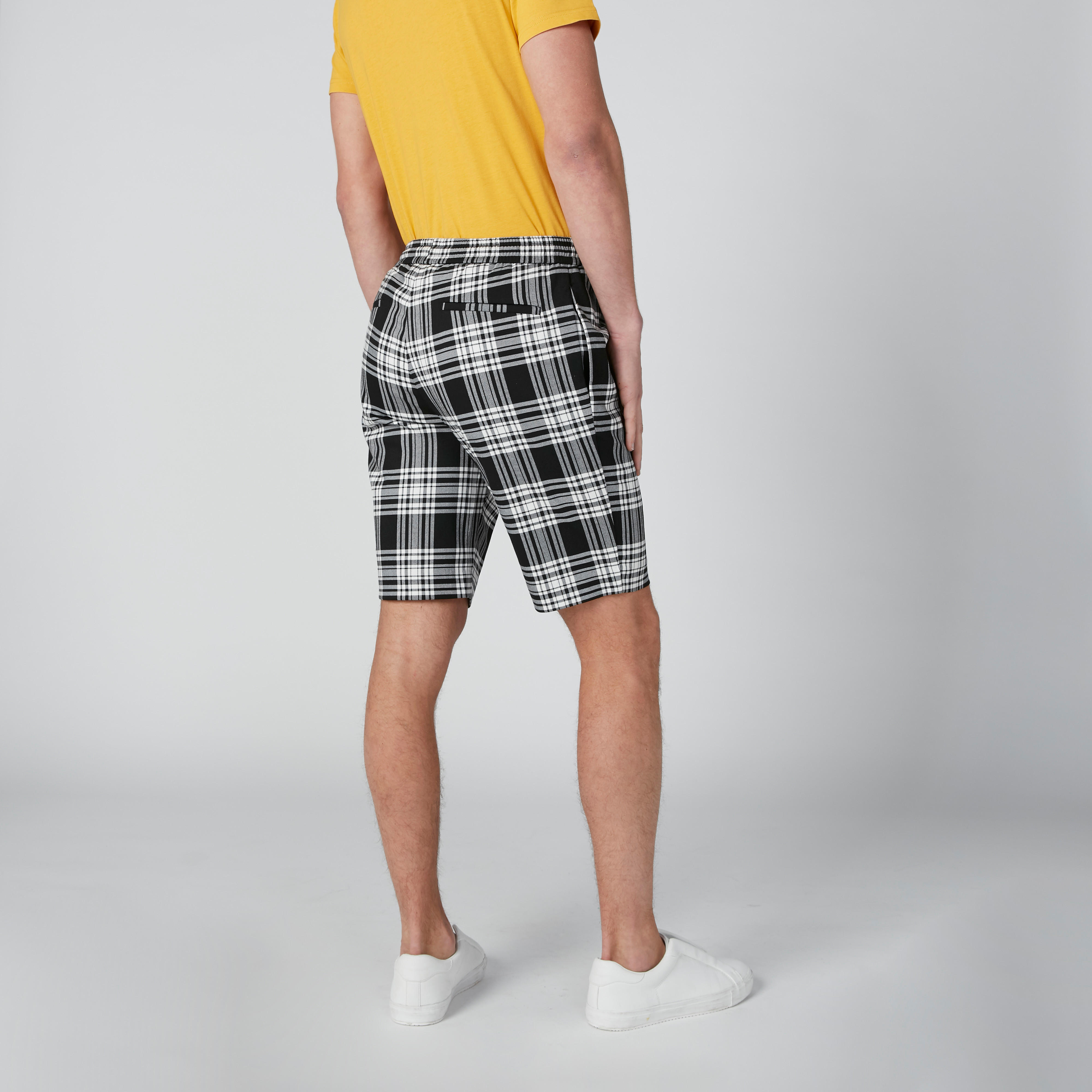 بنطال كاروهات برباط وجيوب-men-clothing-bottoms-shorts-image-2