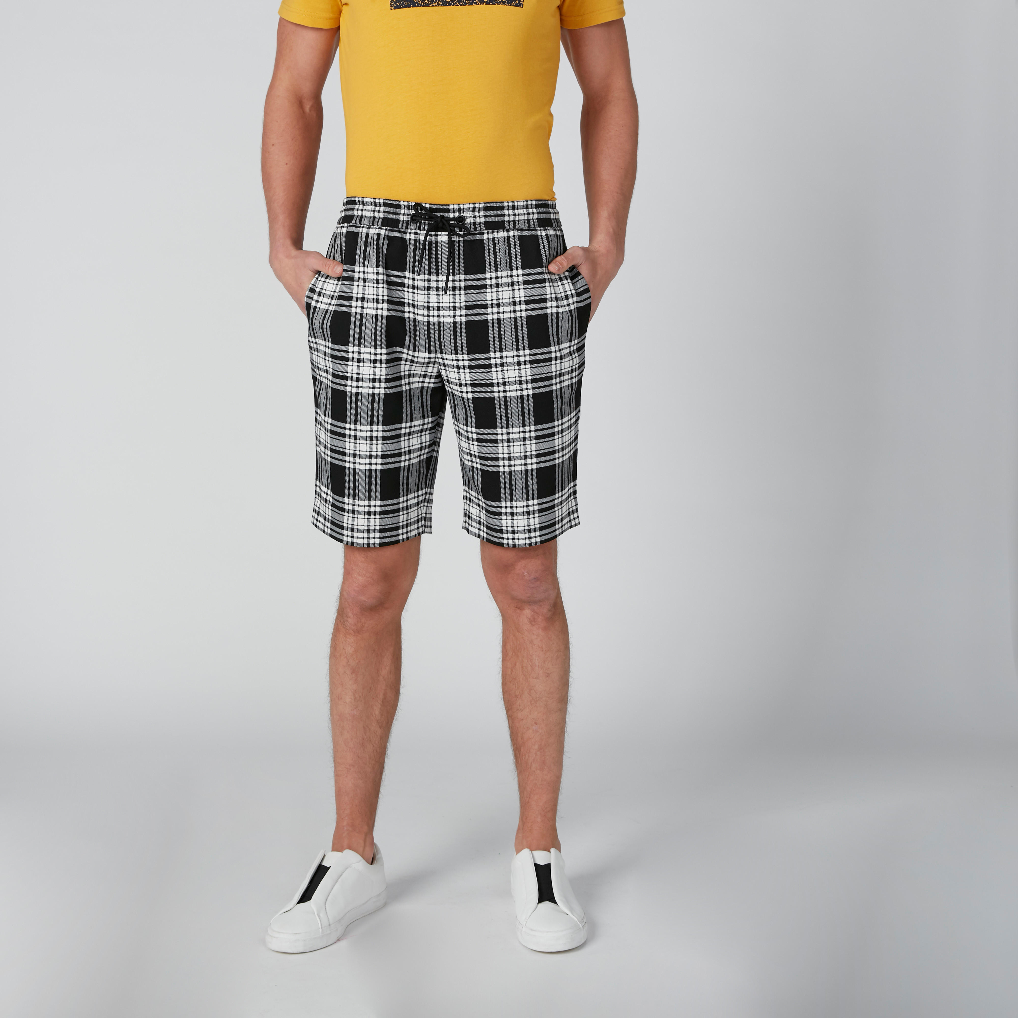 بنطال كاروهات برباط وجيوب-men-clothing-bottoms-shorts-image-4