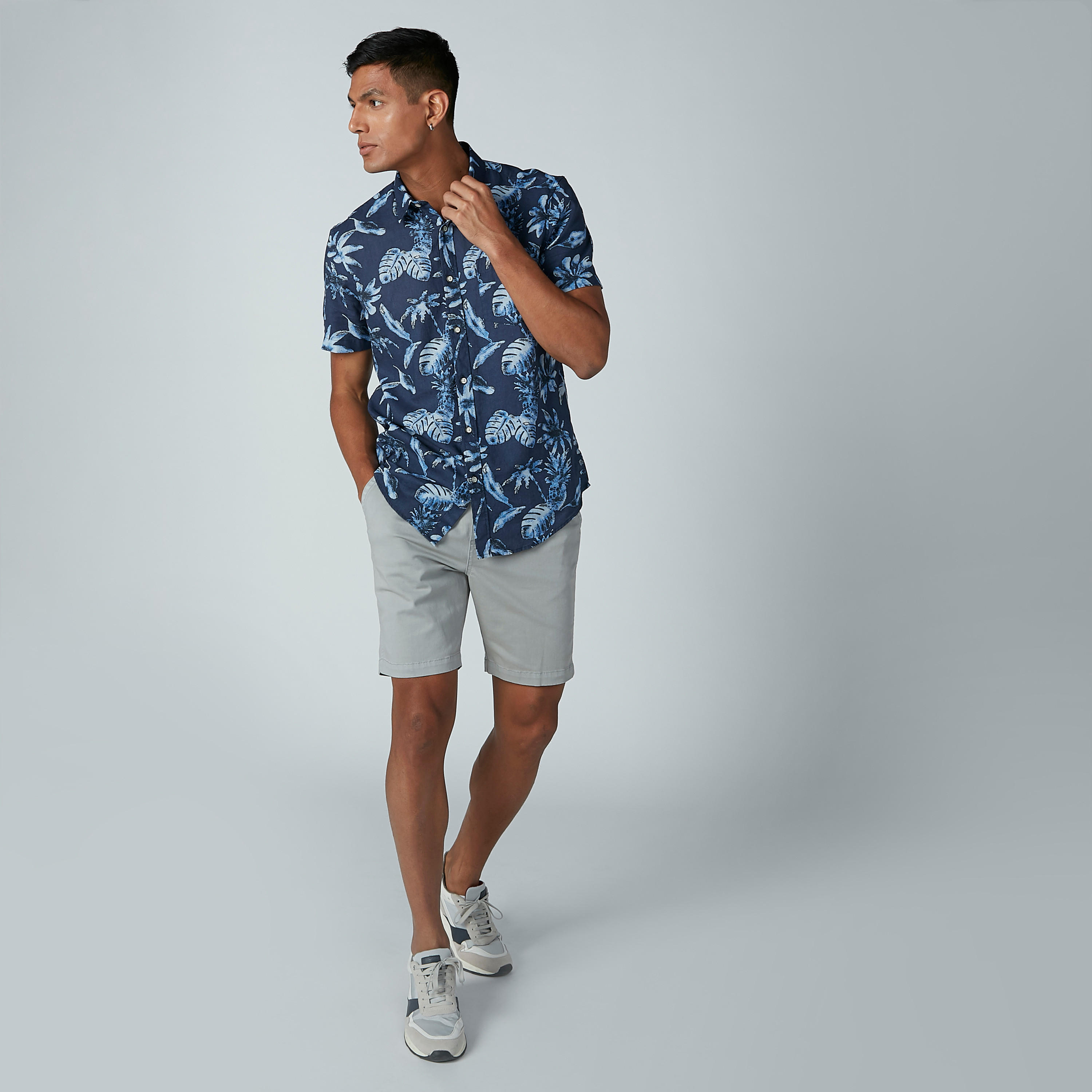شورت سادة برباط وجيوب-men-clothing-bottoms-shorts-image-1