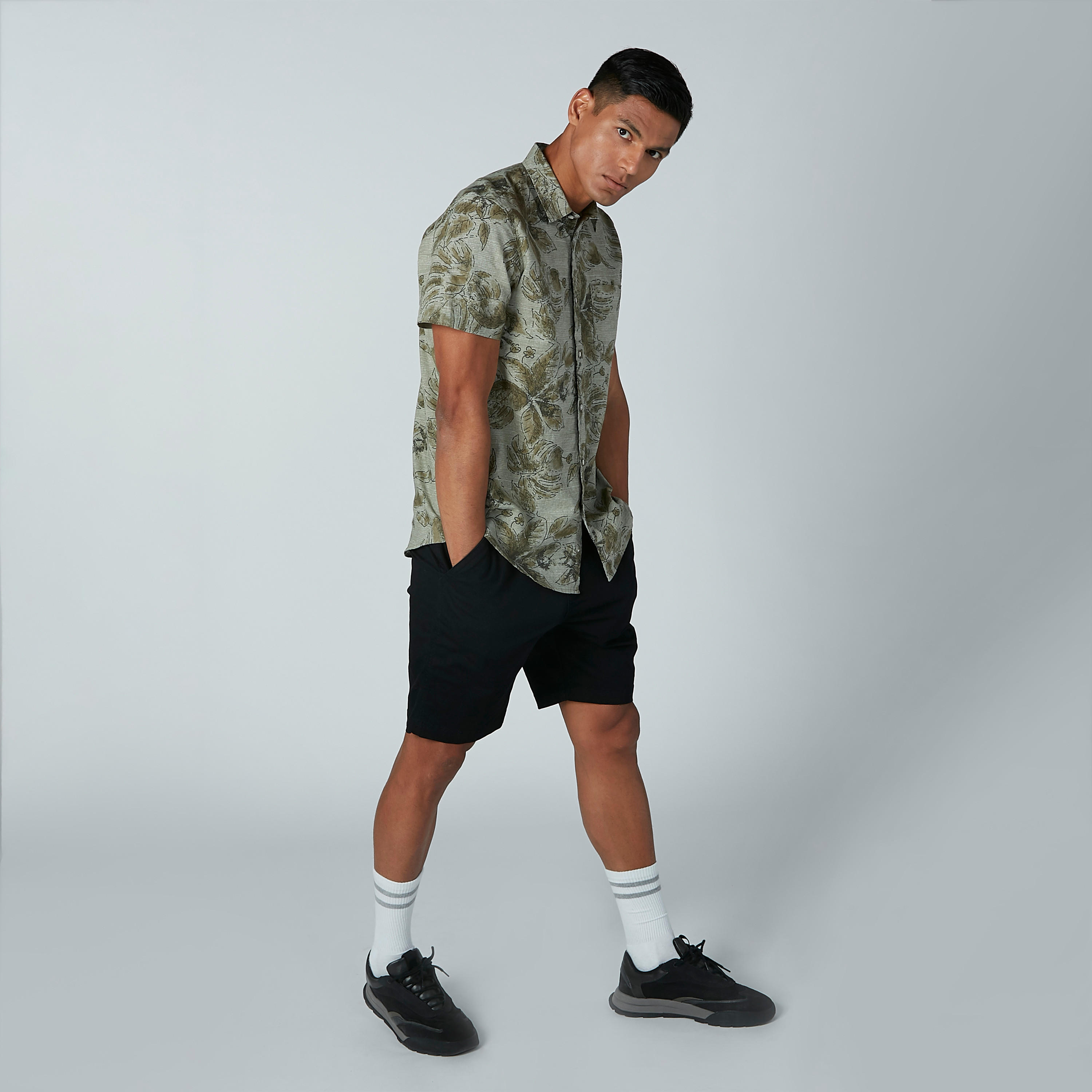 شورت سادة برباط وجيوب-men-clothing-bottoms-shorts-image-1