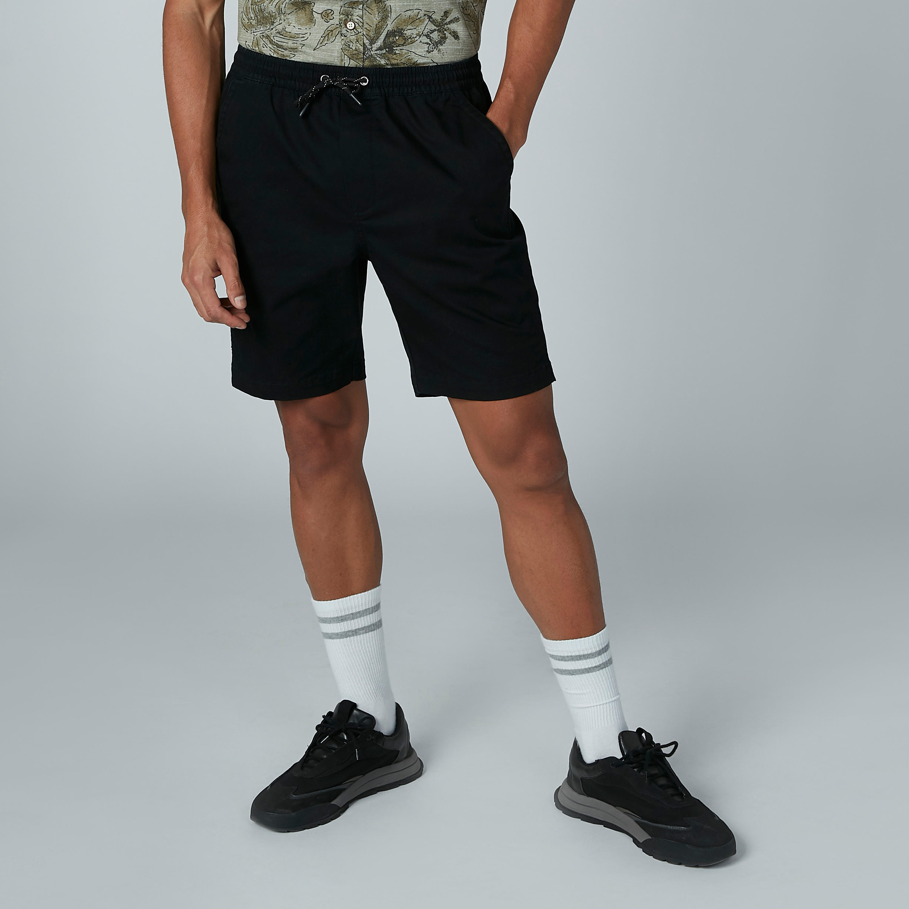 شورت سادة برباط وجيوب-men-clothing-bottoms-shorts-image-2