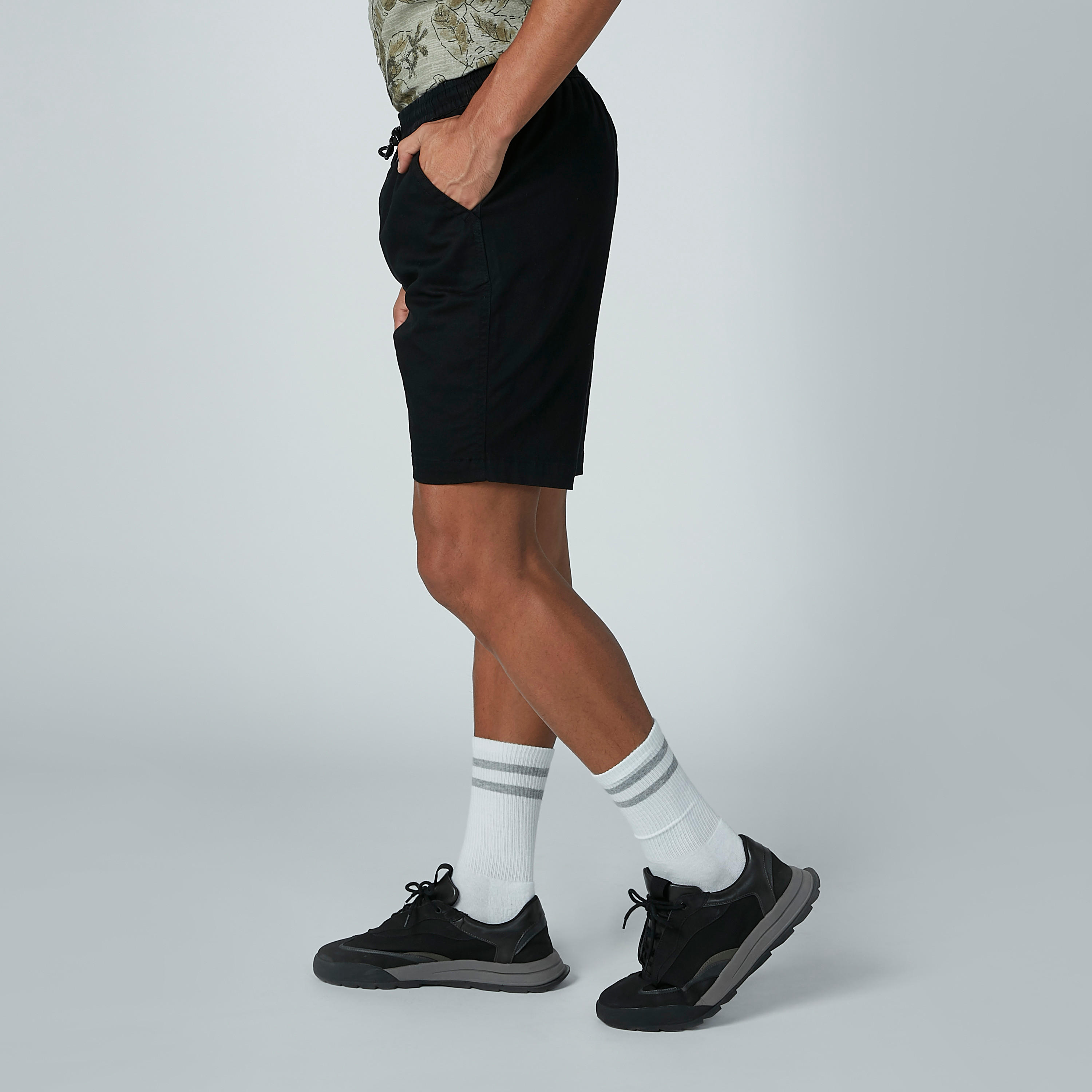 شورت سادة برباط وجيوب-men-clothing-bottoms-shorts-image-3