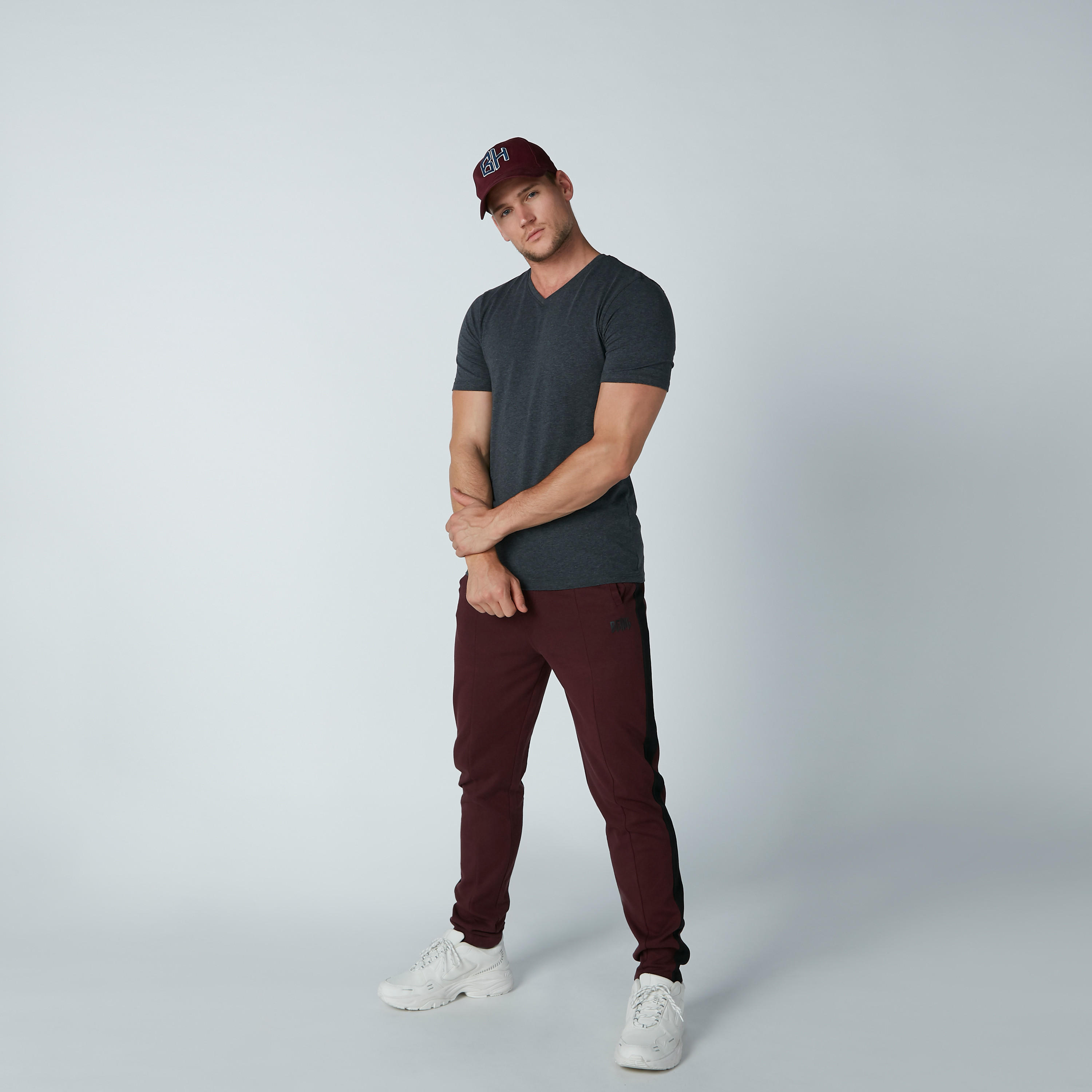 تيشيرت بياقة V وأكمام قصيرة-men-clothing-tshirtsandpolos-tshirts-image-2
