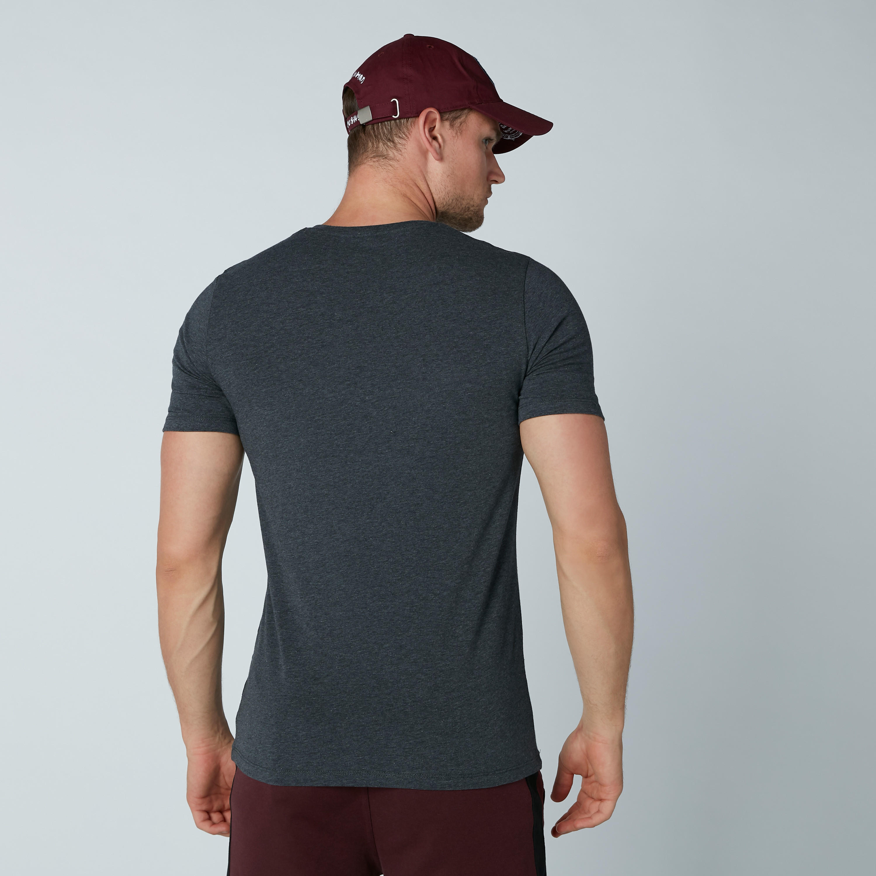 تيشيرت بياقة V وأكمام قصيرة-men-clothing-tshirtsandpolos-tshirts-image-3