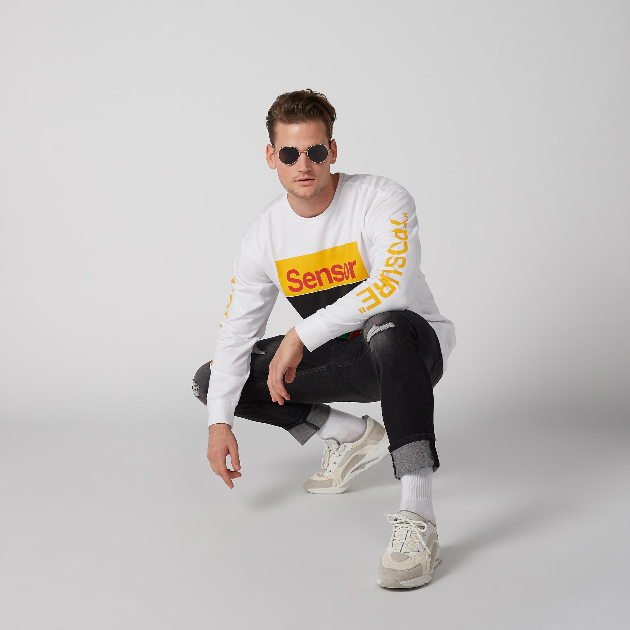 تيشيرت واسع بأكمام طويلة وطبعات وياقة ضيقة-men-clothing-tshirtsandpolos-tshirts-image-1