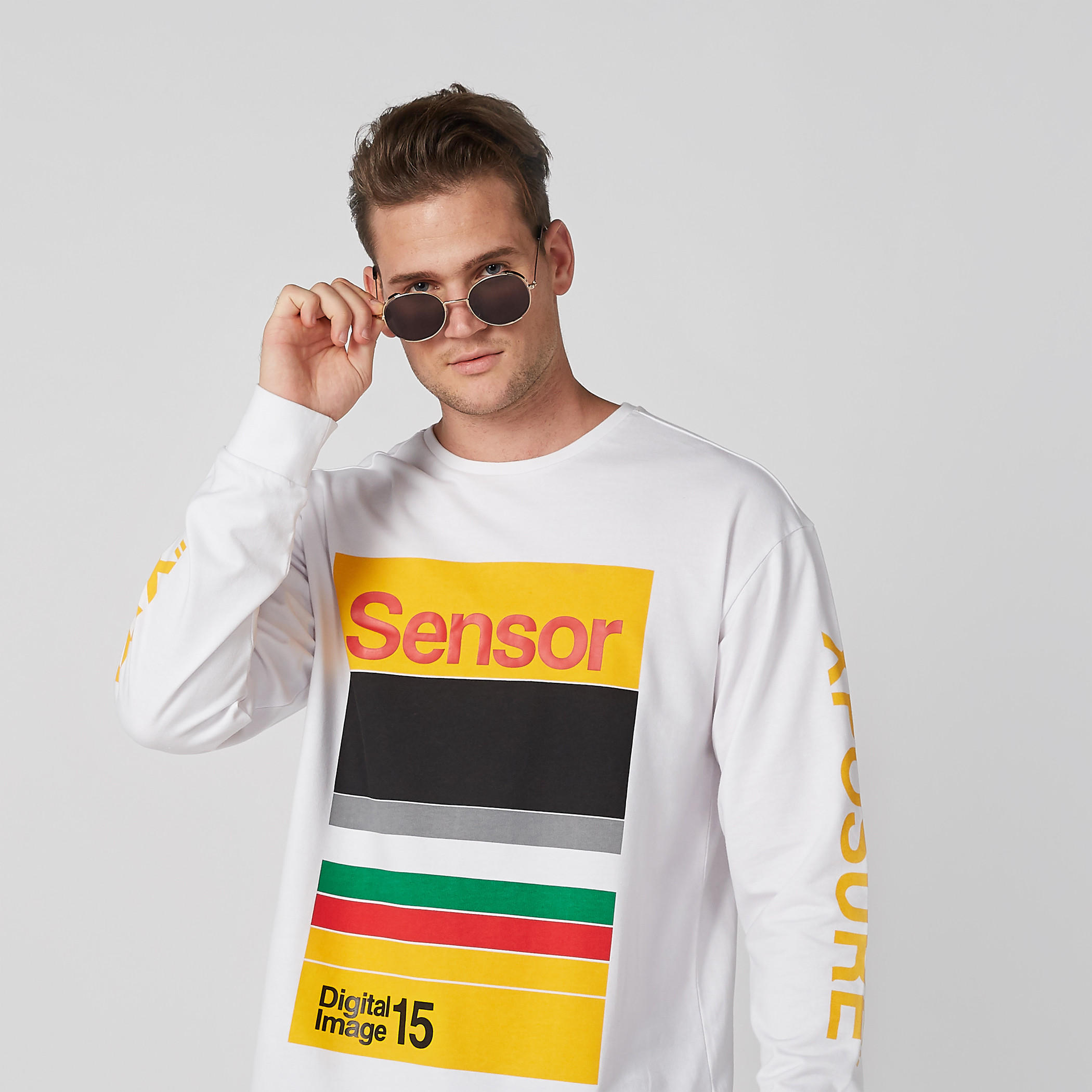 تيشيرت واسع بأكمام طويلة وطبعات وياقة ضيقة-men-clothing-tshirtsandpolos-tshirts-image-5