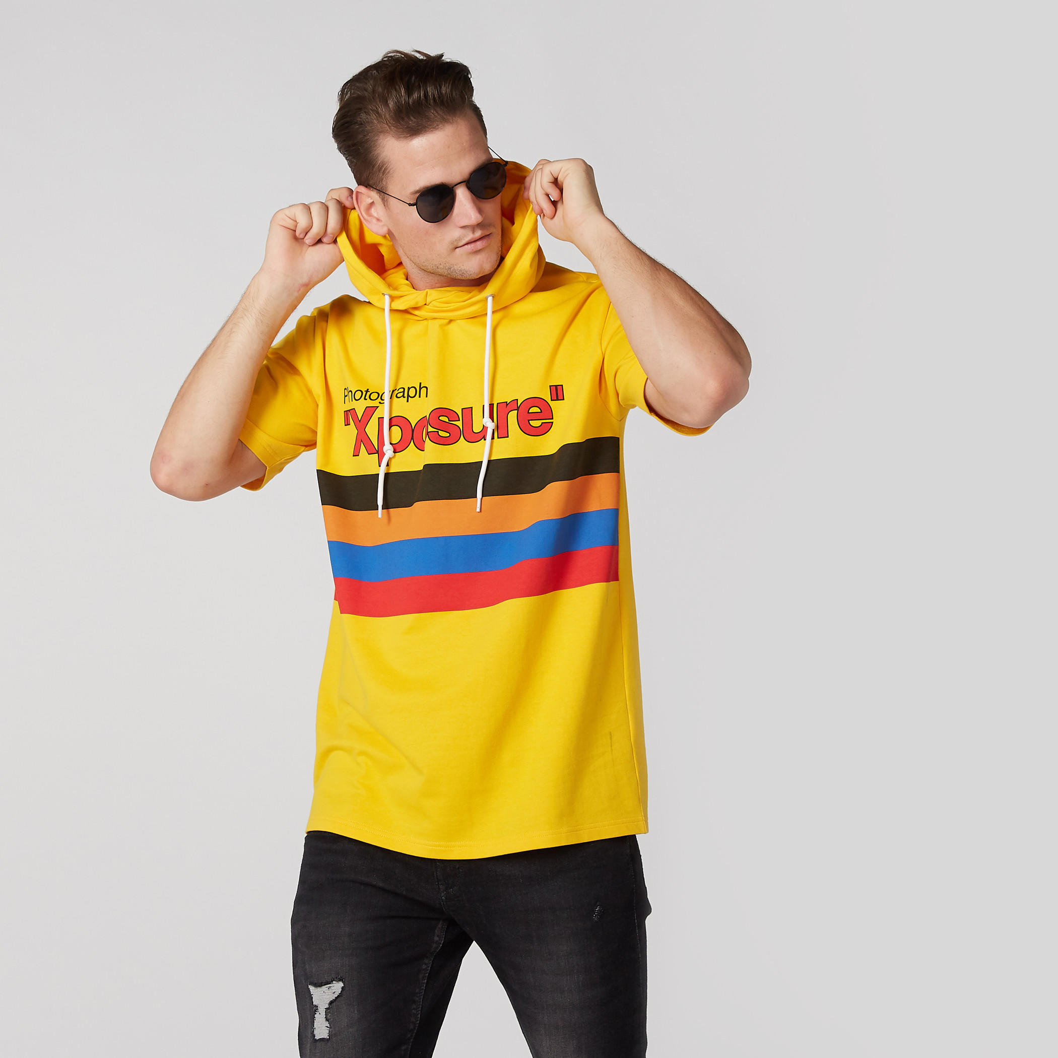 تيشيرت واسع بأكمام قصيرة وقبّعة وطبعات-men-clothing-tshirtsandpolos-tshirts-image-1