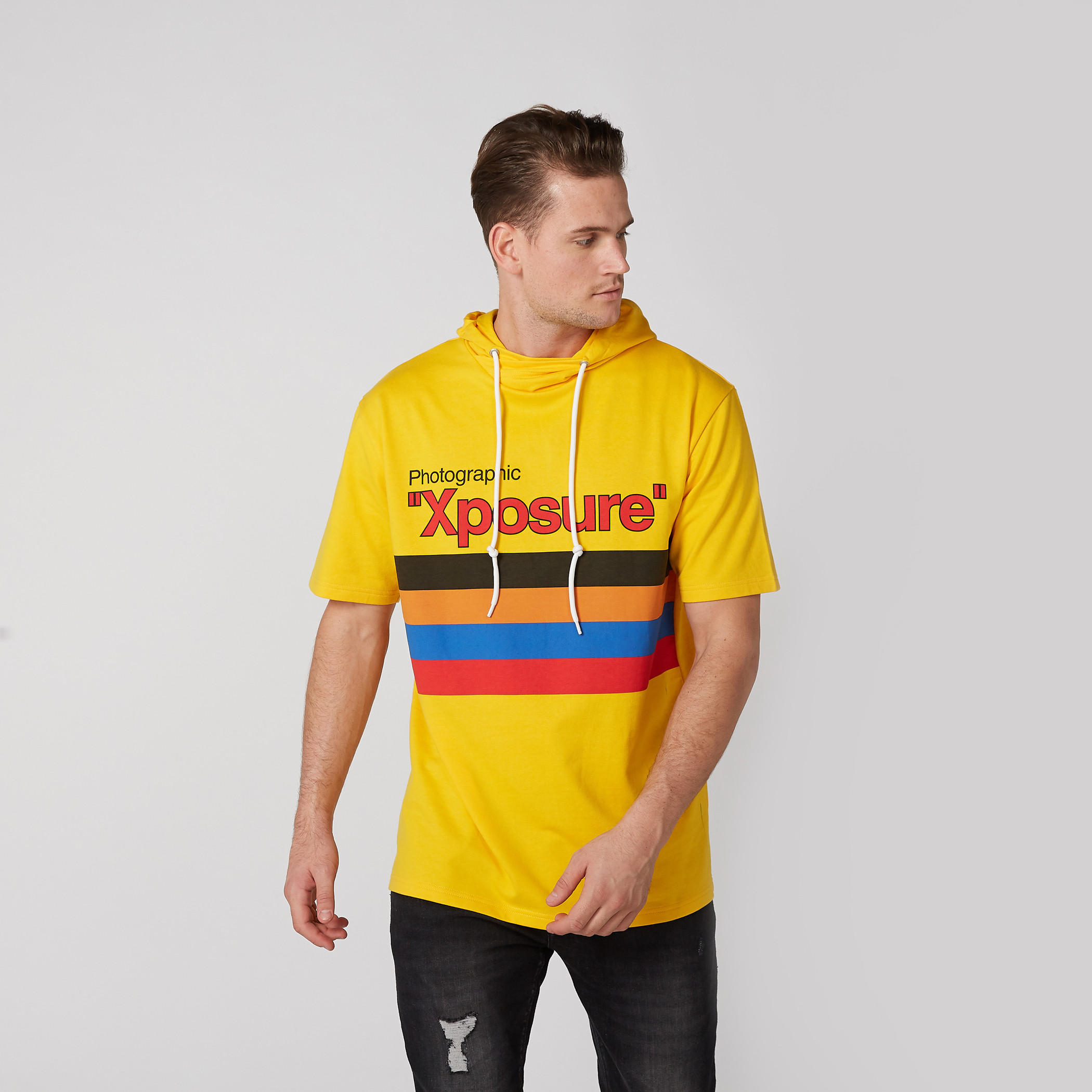 تيشيرت واسع بأكمام قصيرة وقبّعة وطبعات-men-clothing-tshirtsandpolos-tshirts-image-2