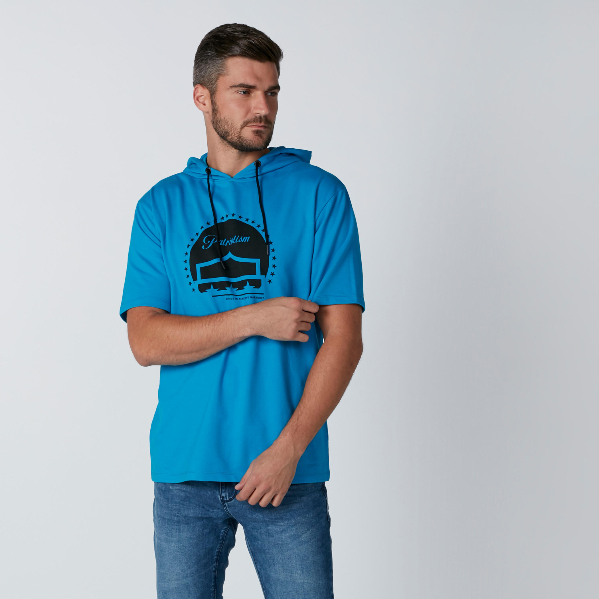تيشيرت بقبّعة وأكمام قصيرة وطبعات-men-clothing-tshirtsandpolos-tshirts-image-1