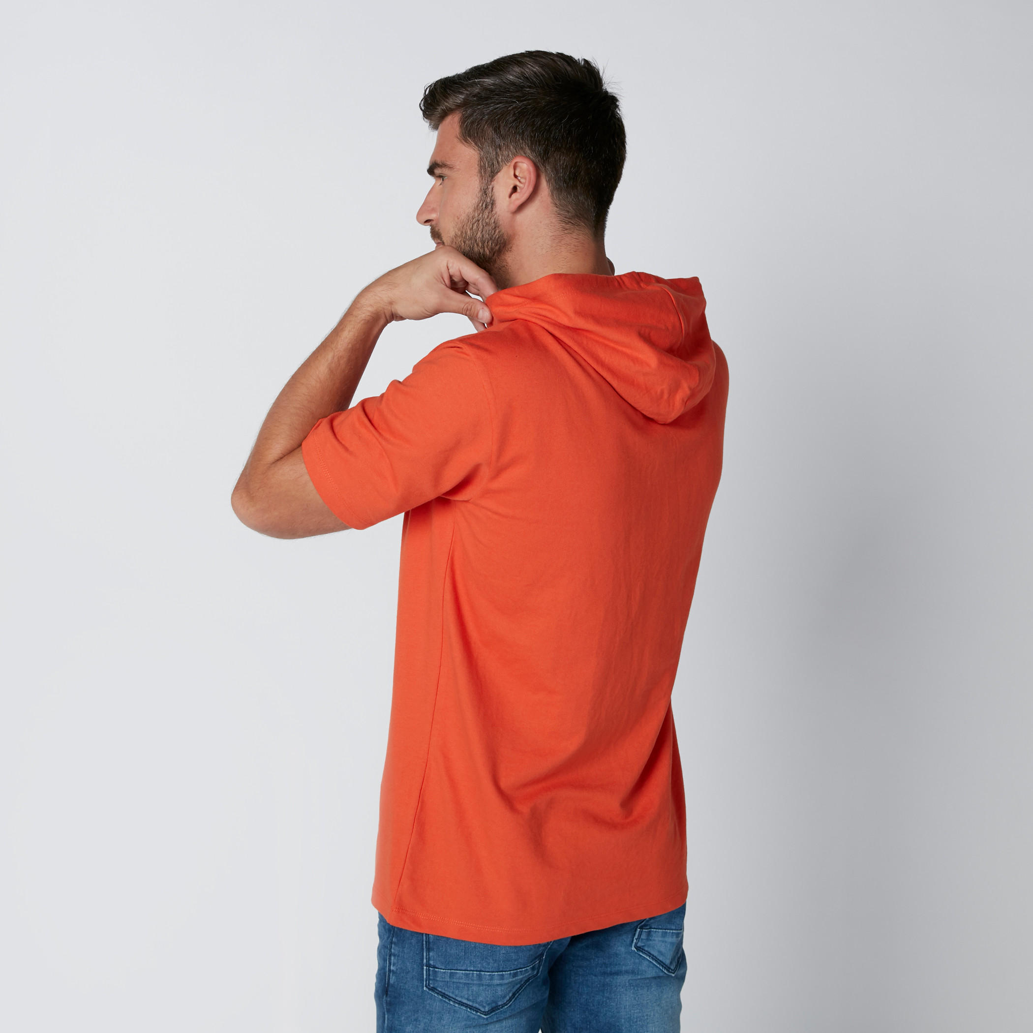 تيشيرت بأكمام قصيرة وقبعة وطبعات-men-clothing-tshirtsandpolos-tshirts-image-3