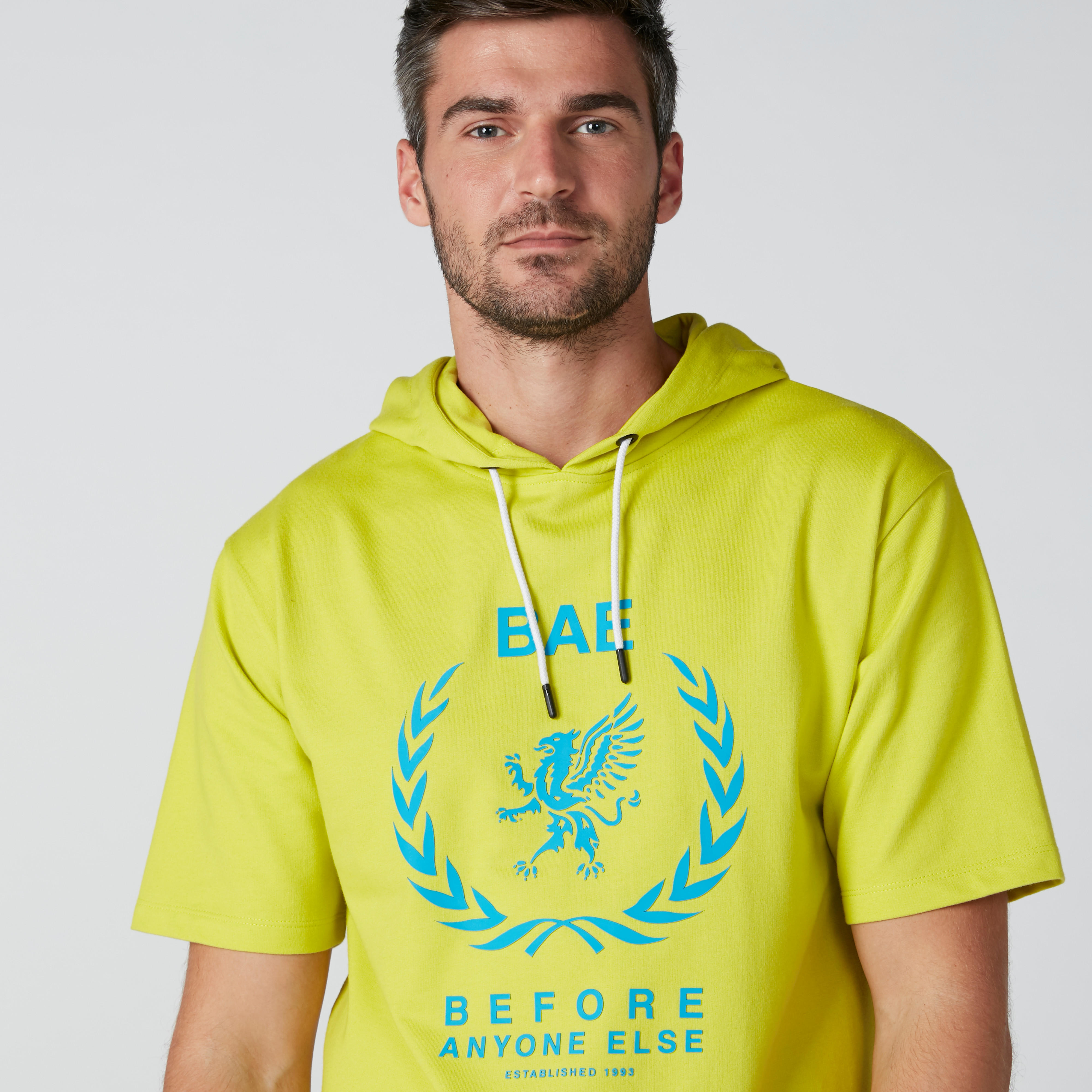 تيشيرت بقبّعة وأكمام قصيرة وطبعات-men-clothing-tshirtsandpolos-tshirts-image-1