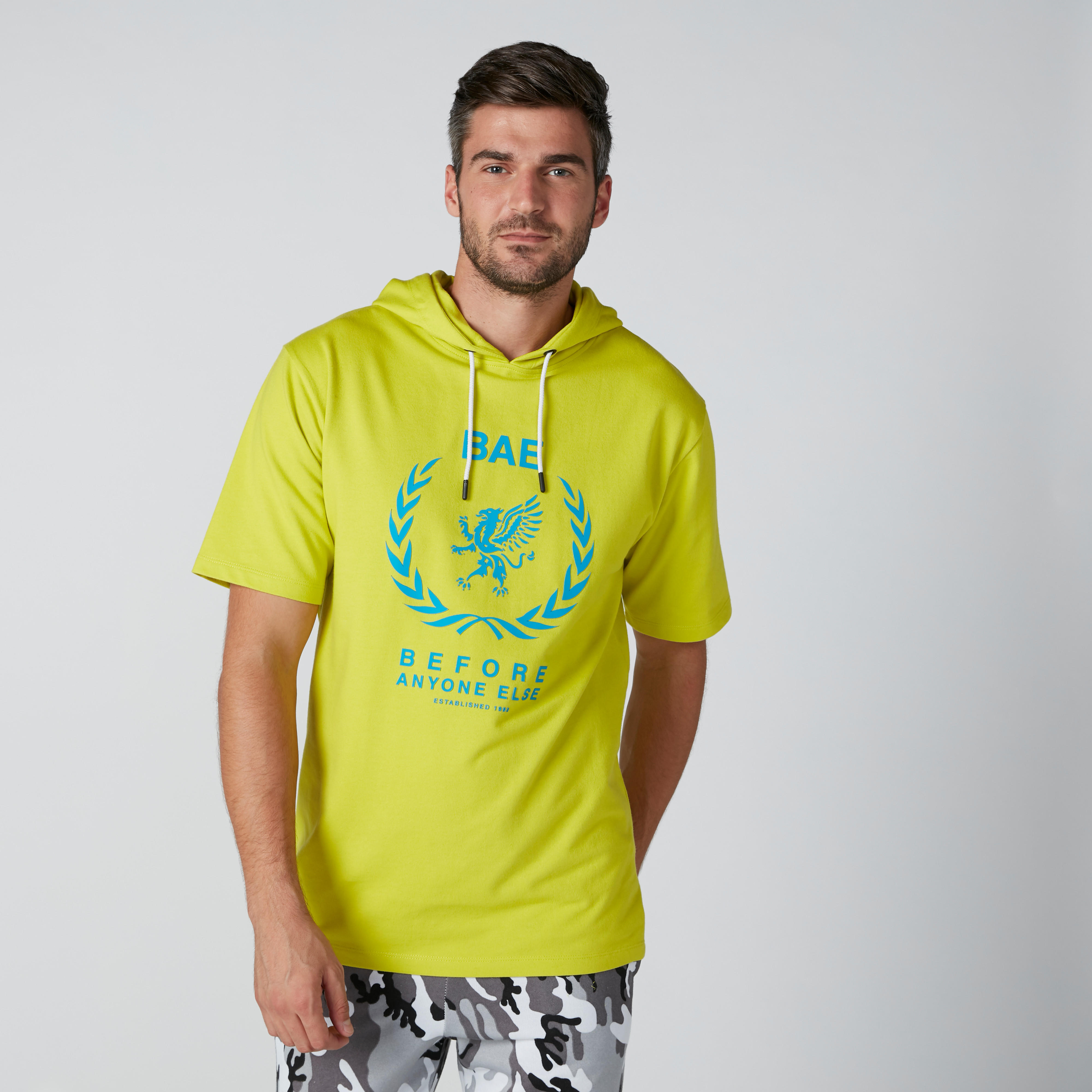 تيشيرت بقبّعة وأكمام قصيرة وطبعات-men-clothing-tshirtsandpolos-tshirts-image-3