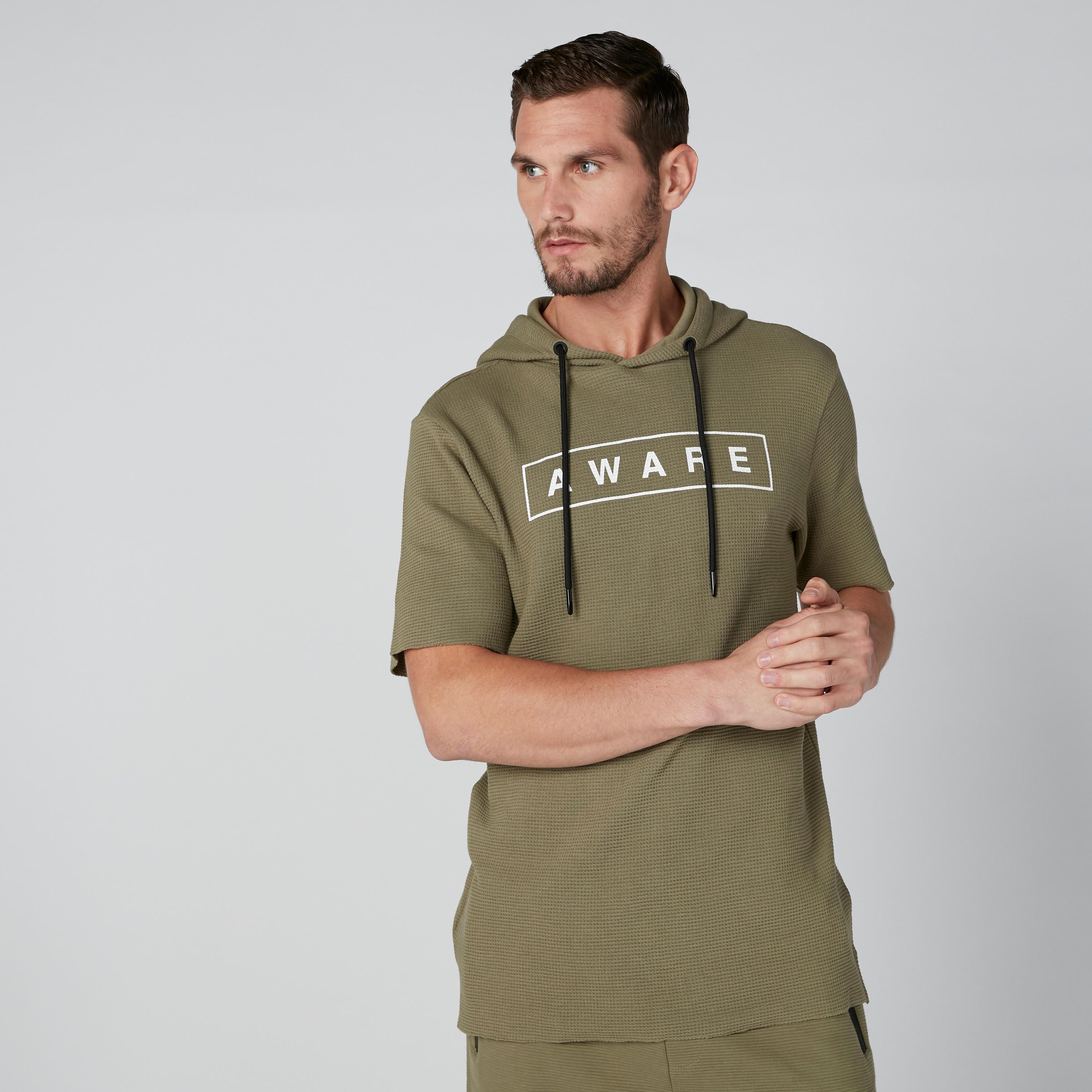 تيشيرت بقصّة واسعة وأكمام قصيرة وطبعات وقبّعة برباط-men-clothing-tshirtsandpolos-tshirts-image-7