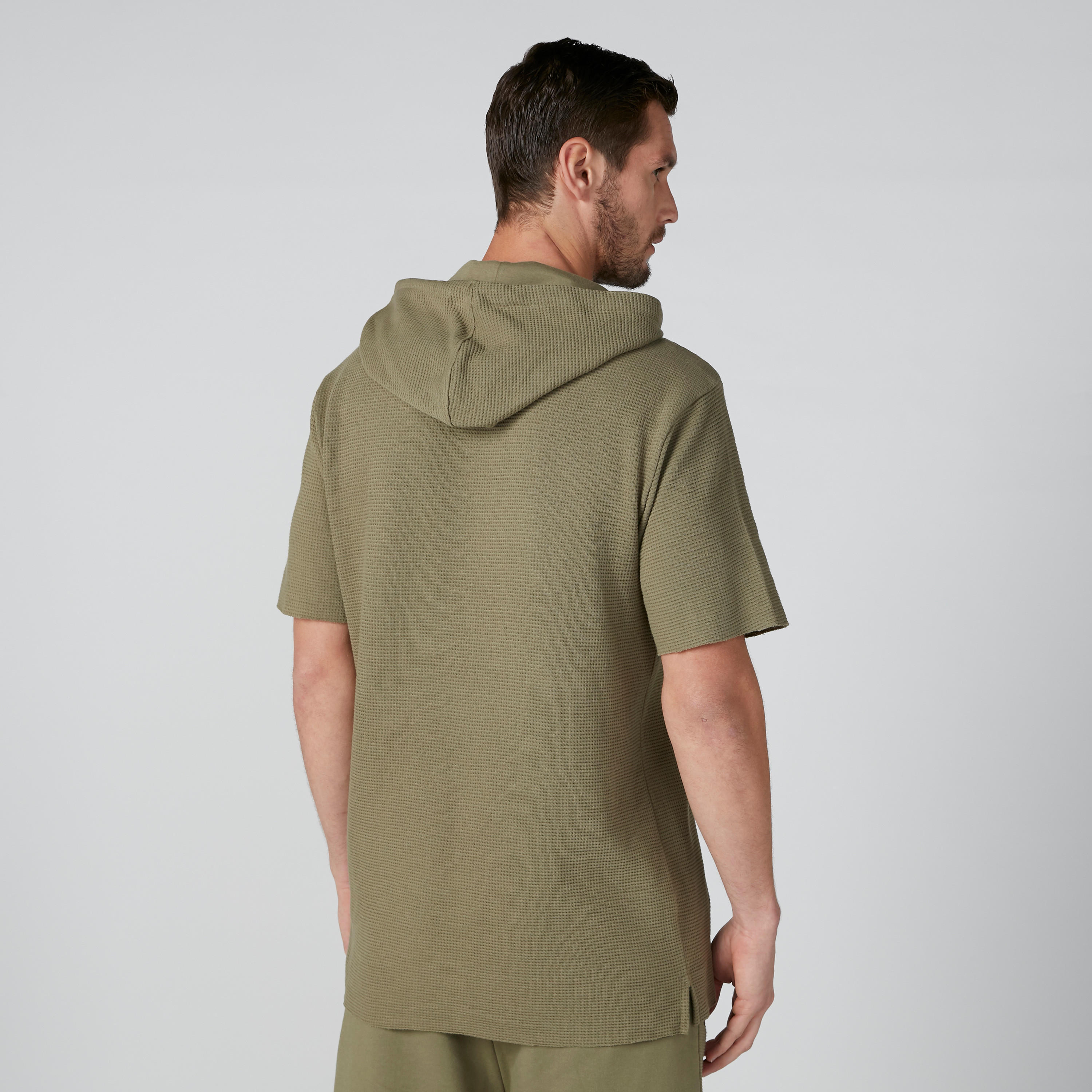 تيشيرت بقصّة واسعة وأكمام قصيرة وطبعات وقبّعة برباط-men-clothing-tshirtsandpolos-tshirts-image-8