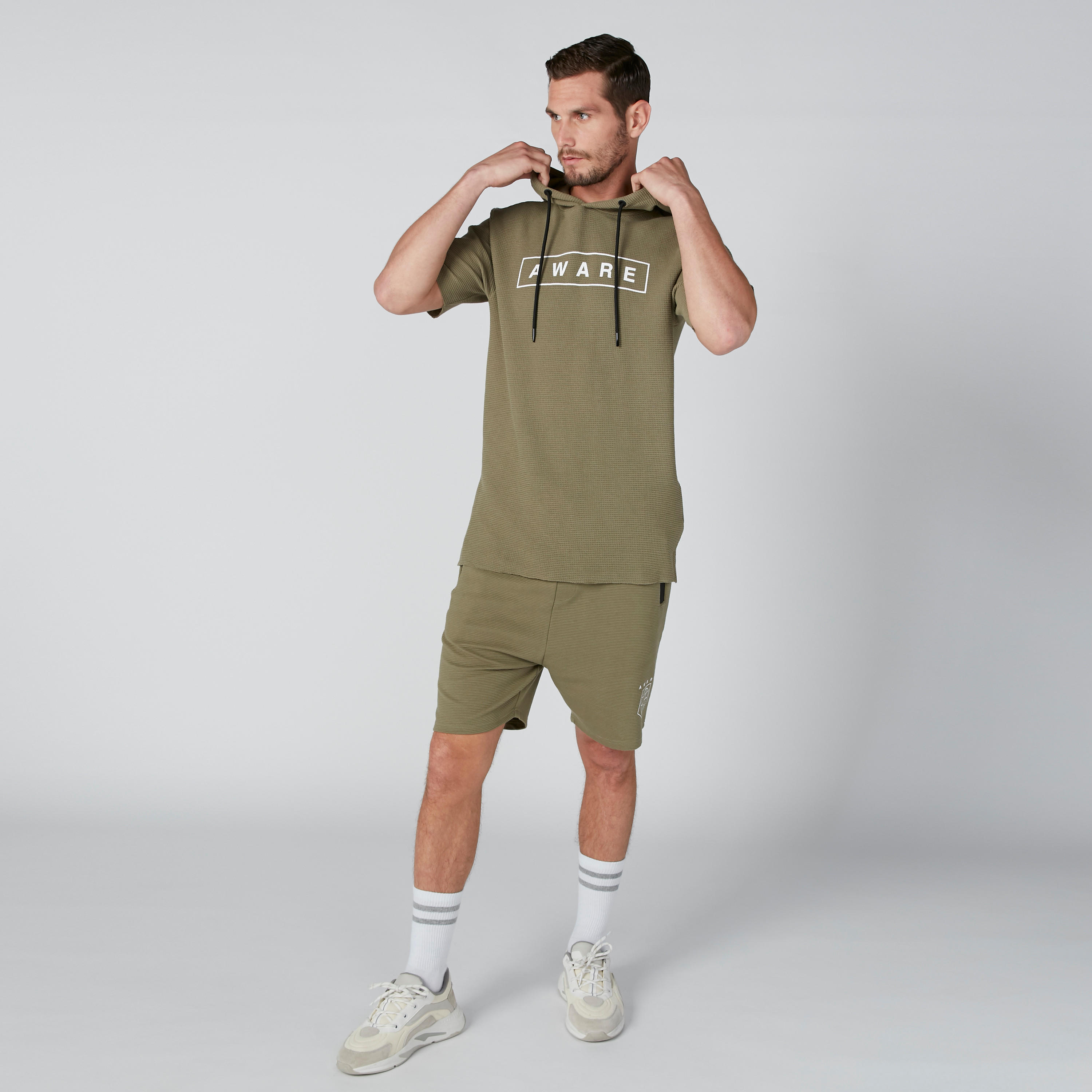 تيشيرت بقصّة واسعة وأكمام قصيرة وطبعات وقبّعة برباط-men-clothing-tshirtsandpolos-tshirts-image-9