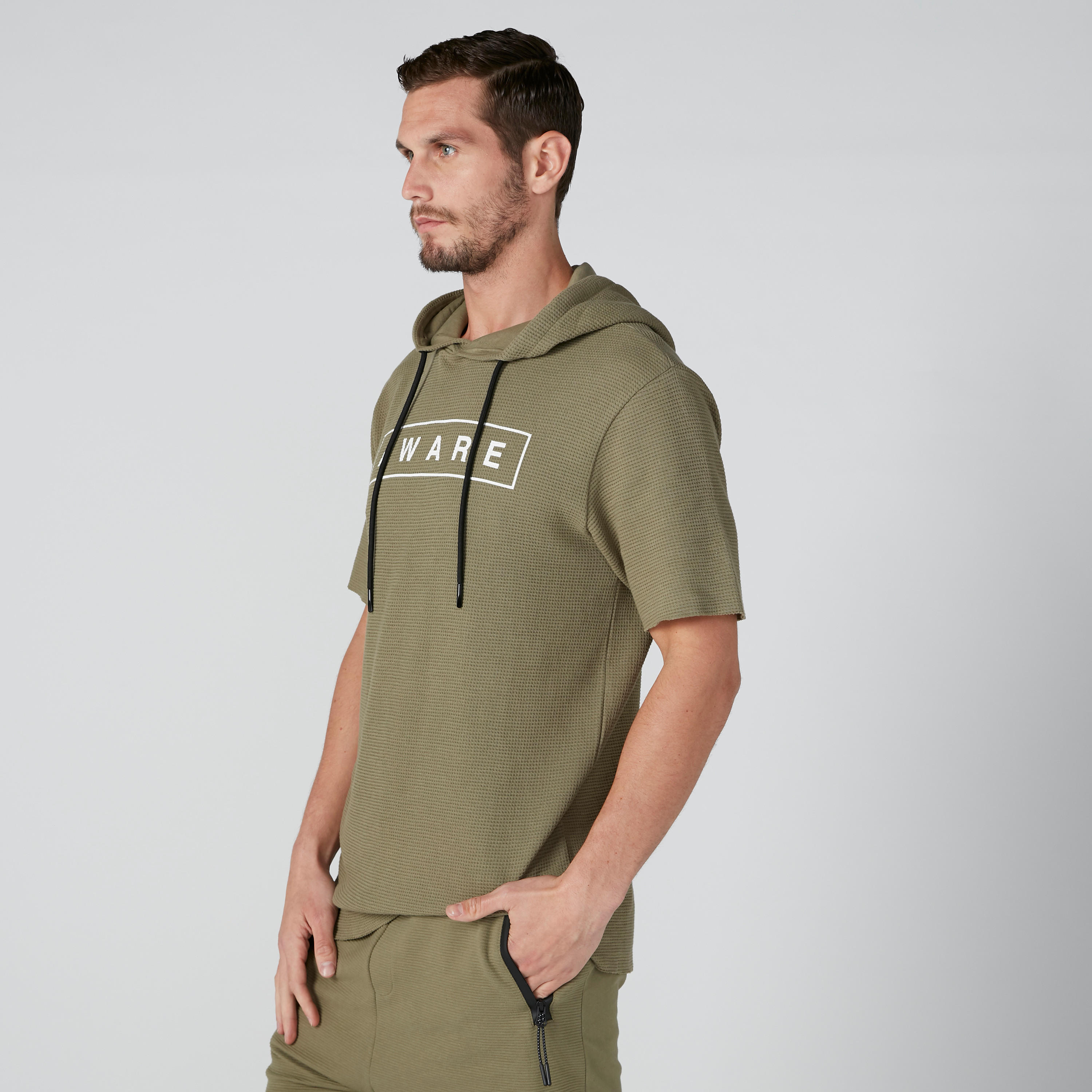 تيشيرت بقصّة واسعة وأكمام قصيرة وطبعات وقبّعة برباط-men-clothing-tshirtsandpolos-tshirts-image-10