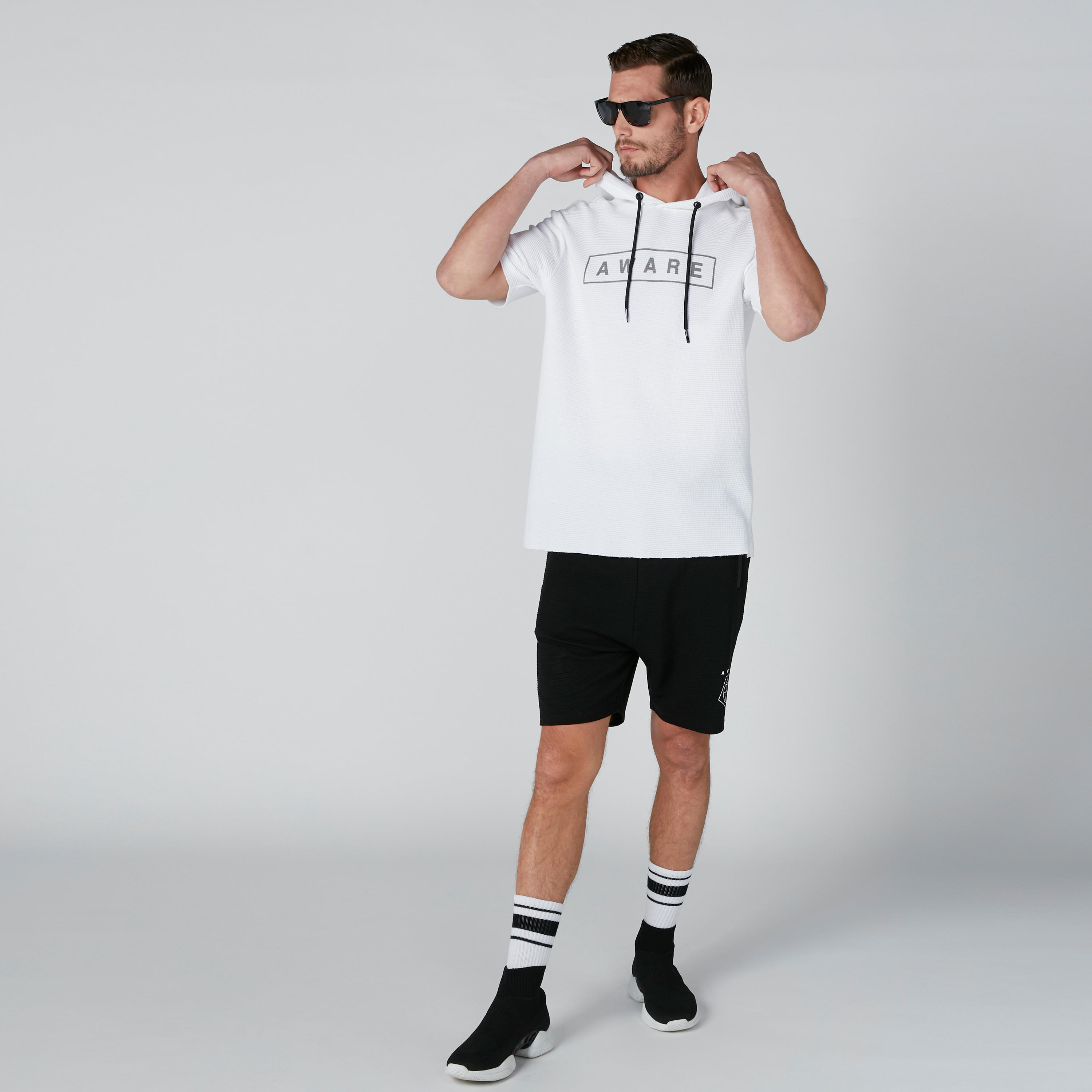 تيشيرت بقصّة واسعة وأكمام قصيرة وطبعات وقبّعة برباط-men-clothing-tshirtsandpolos-tshirts-image-1