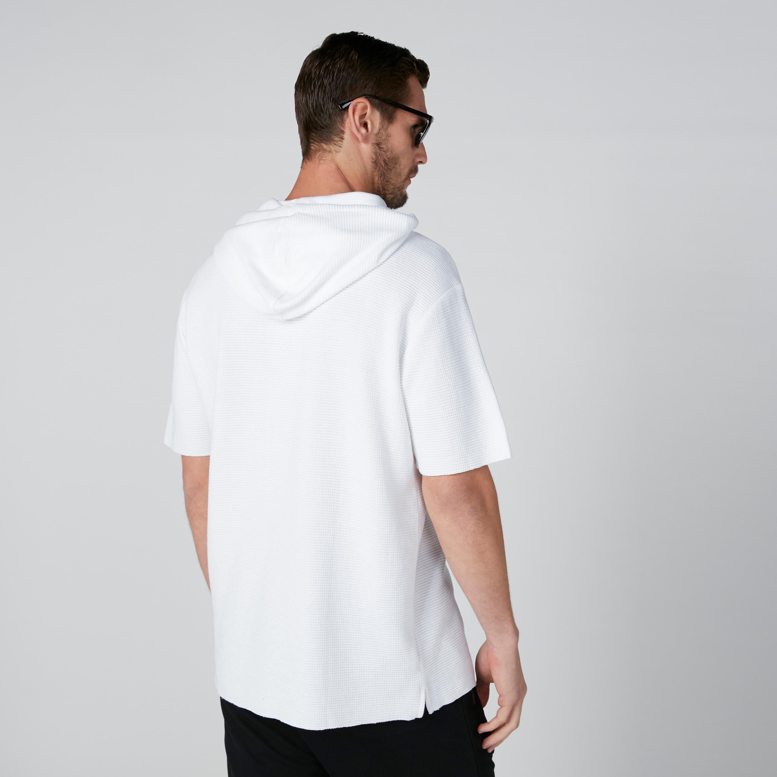 تيشيرت بقصّة واسعة وأكمام قصيرة وطبعات وقبّعة برباط-men-clothing-tshirtsandpolos-tshirts-image-2