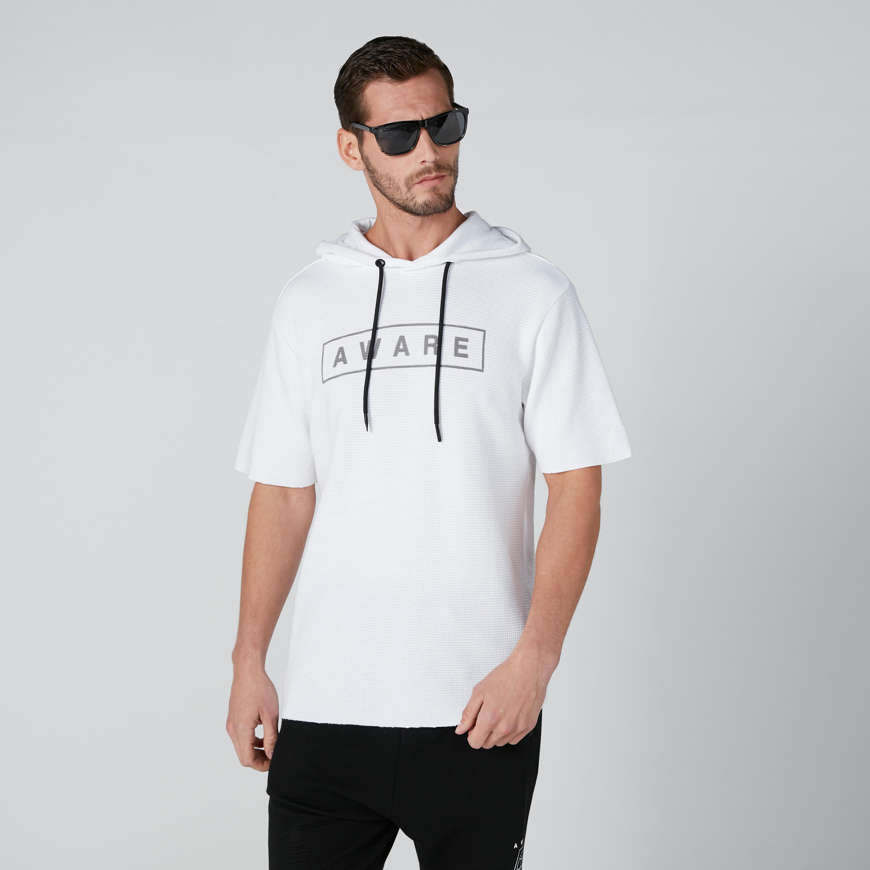 تيشيرت بقصّة واسعة وأكمام قصيرة وطبعات وقبّعة برباط-men-clothing-tshirtsandpolos-tshirts-image-3