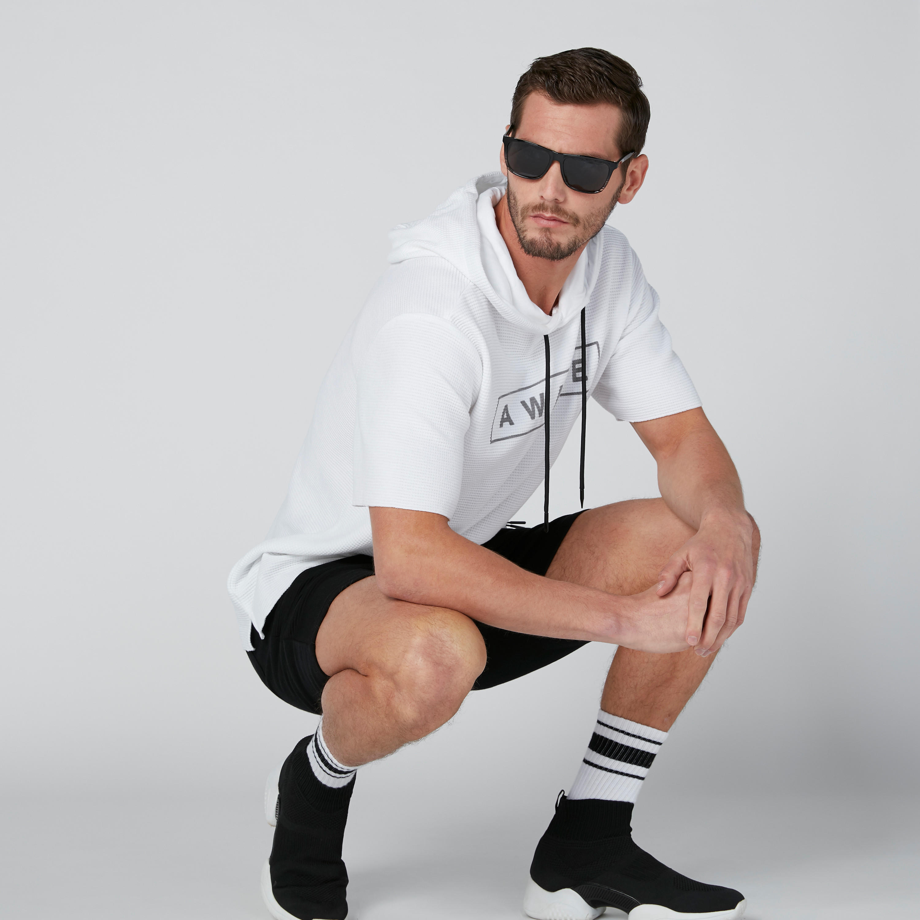 تيشيرت بقصّة واسعة وأكمام قصيرة وطبعات وقبّعة برباط-men-clothing-tshirtsandpolos-tshirts-image-4