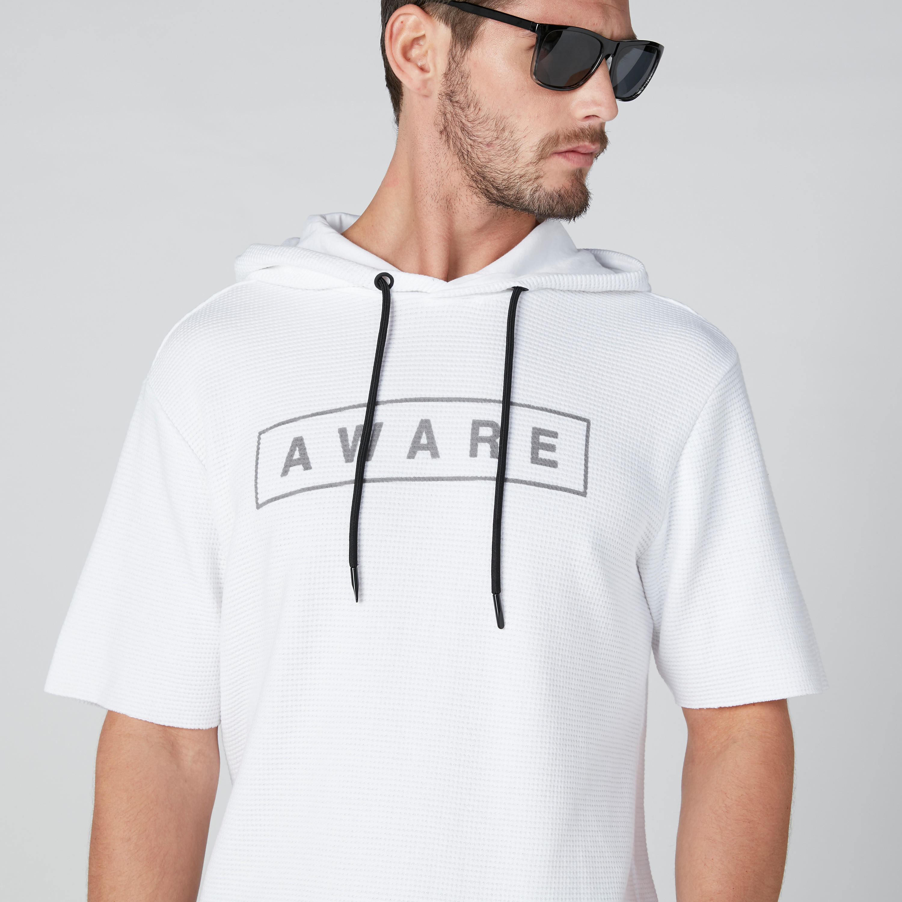 تيشيرت بقصّة واسعة وأكمام قصيرة وطبعات وقبّعة برباط-men-clothing-tshirtsandpolos-tshirts-image-5